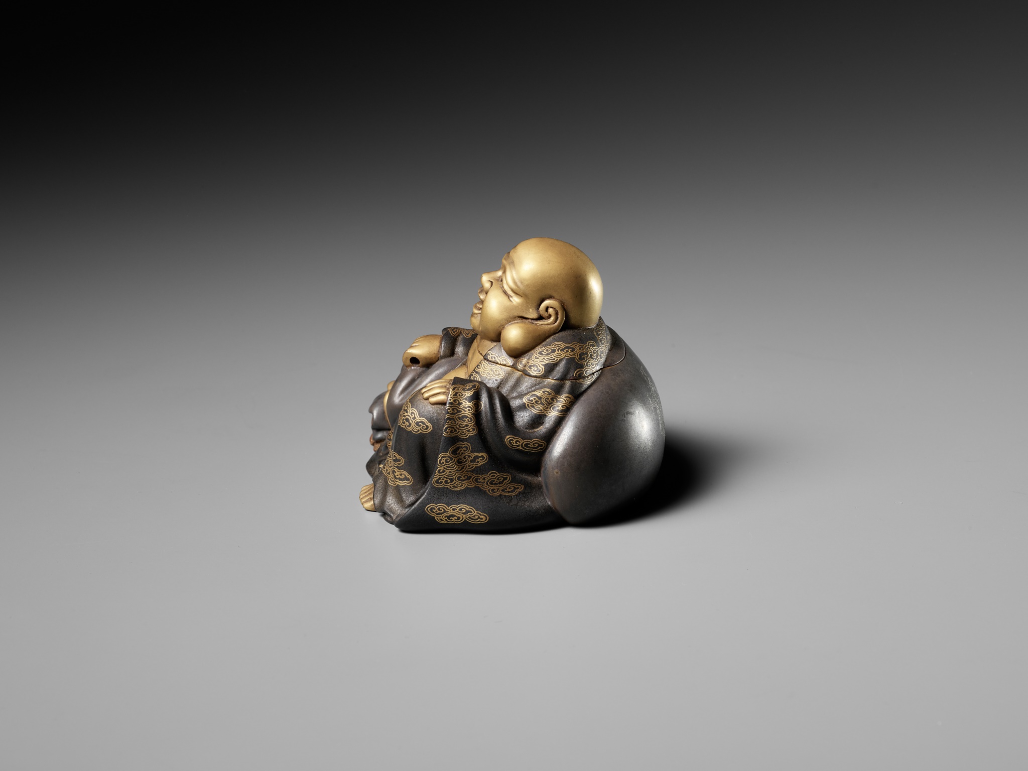 A FINE LACQUER KOGO (INCENSE BOX) AND COVER IN THE FORM OF HOTEI - Image 4 of 9