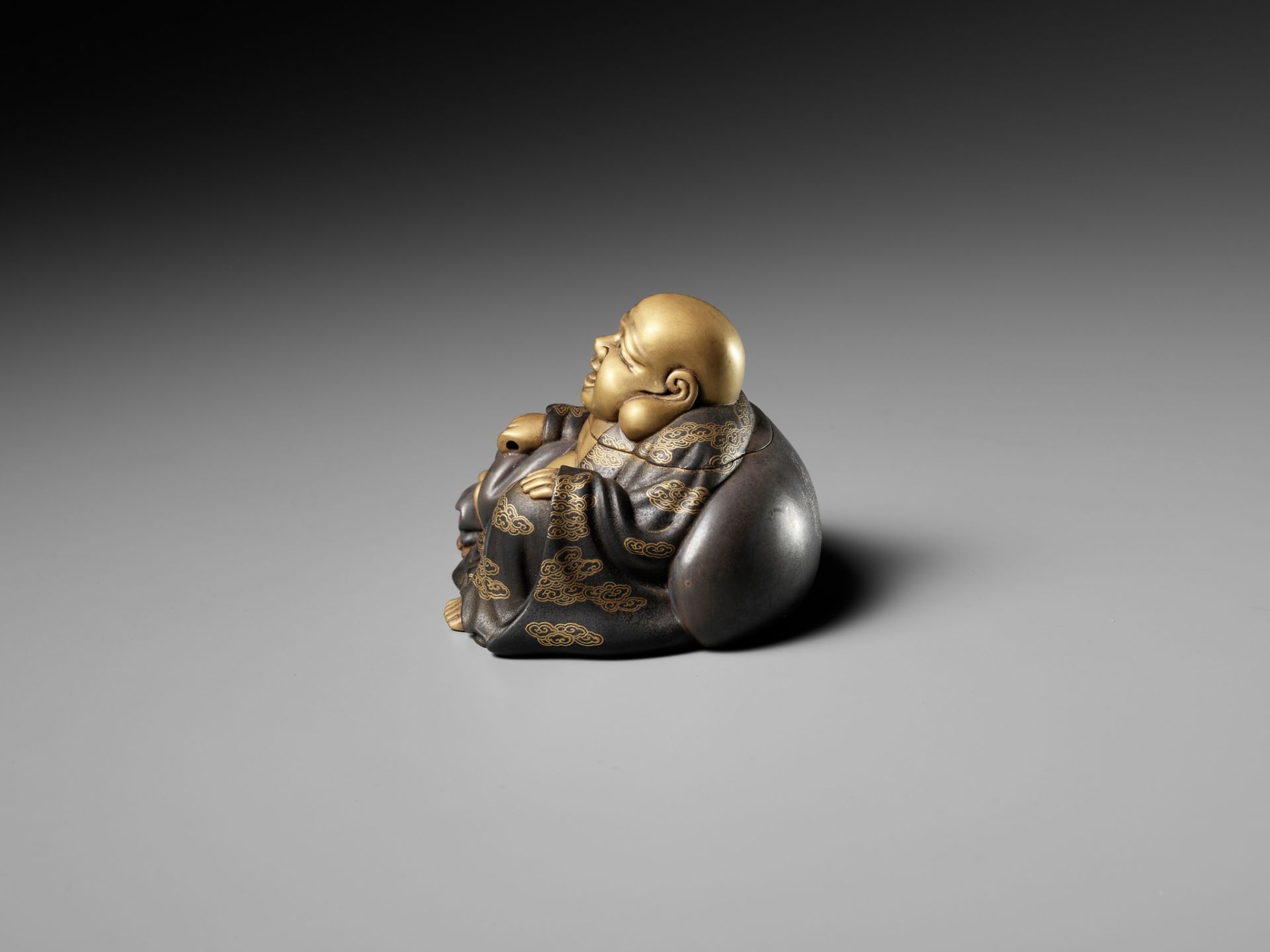 A FINE LACQUER KOGO (INCENSE BOX) AND COVER IN THE FORM OF HOTEI - Image 4 of 9