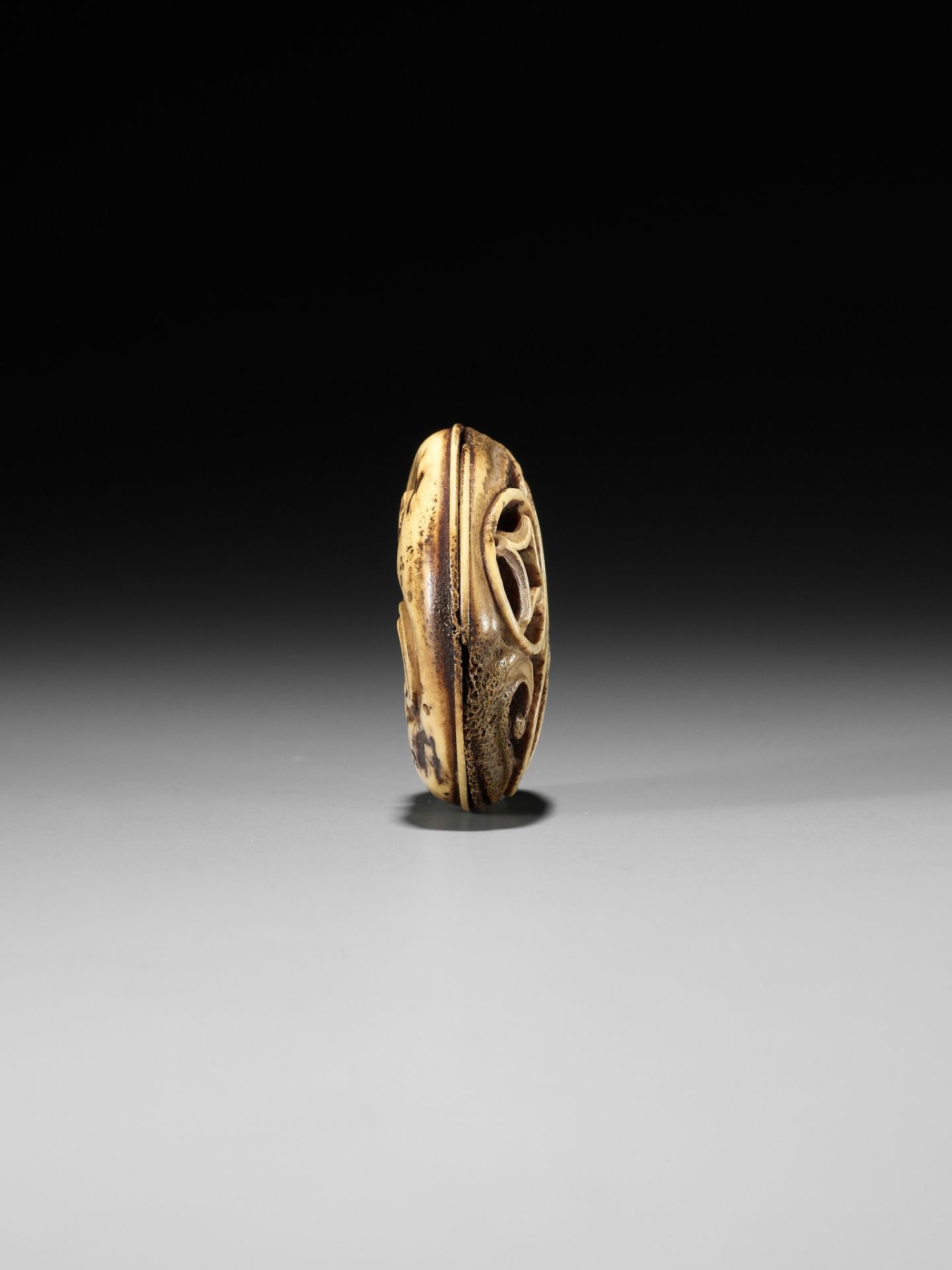 A FINE RYUSA STAG ANTLER MANJU NETSUKE WITH MON DESIGN - Image 4 of 8