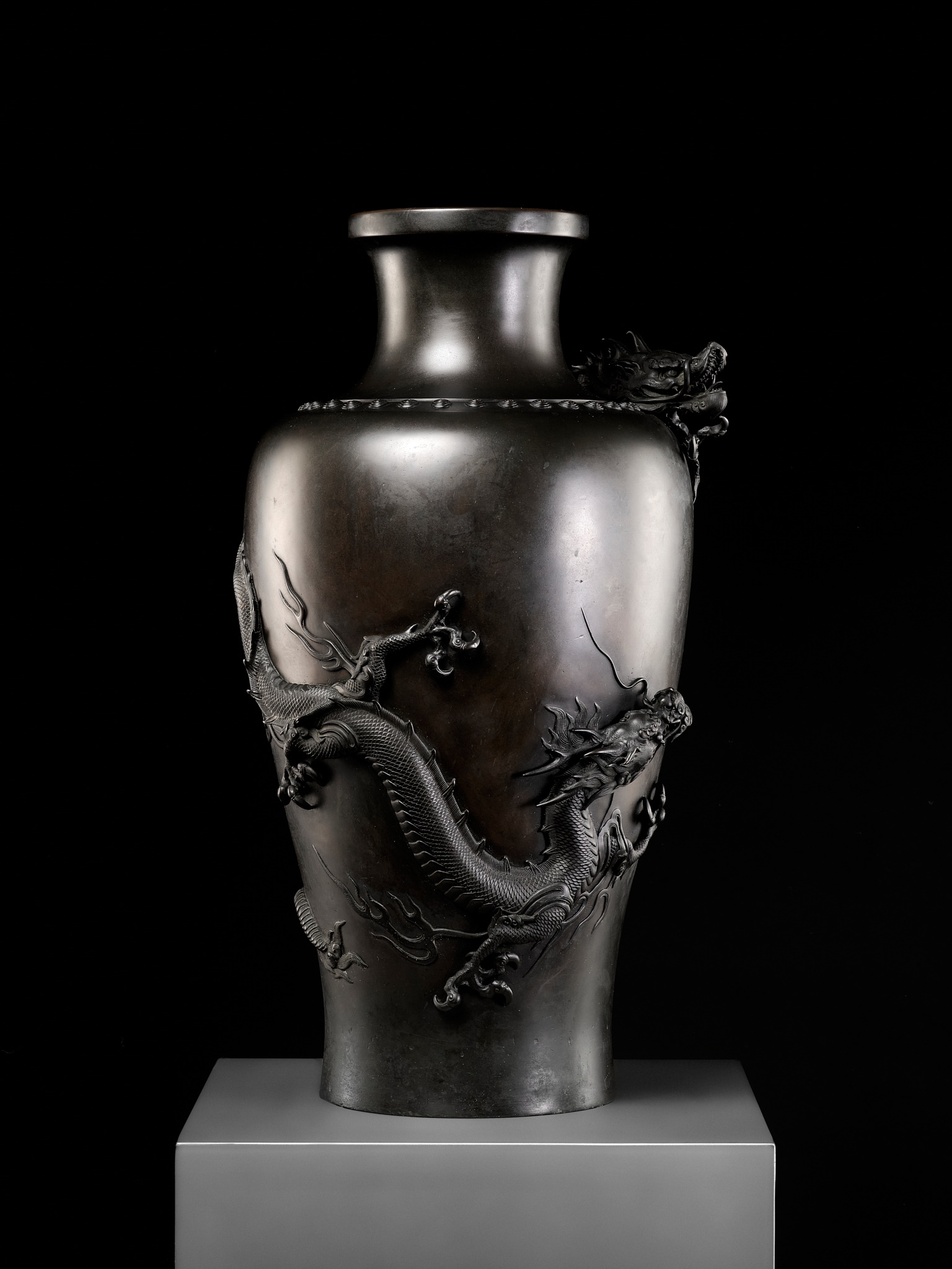 A MASSIVE BRONZE VASE WITH DRAGONS - Image 9 of 12