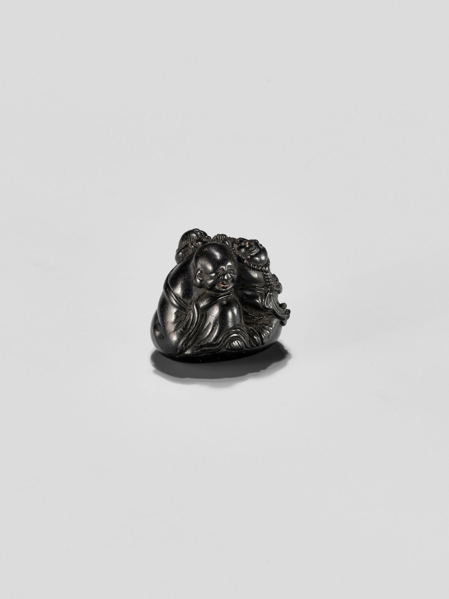 UNSHOKEN: A KUROGAKI NETSUKE DEPICTING HOTEI AND TWO BOYS - Image 3 of 11