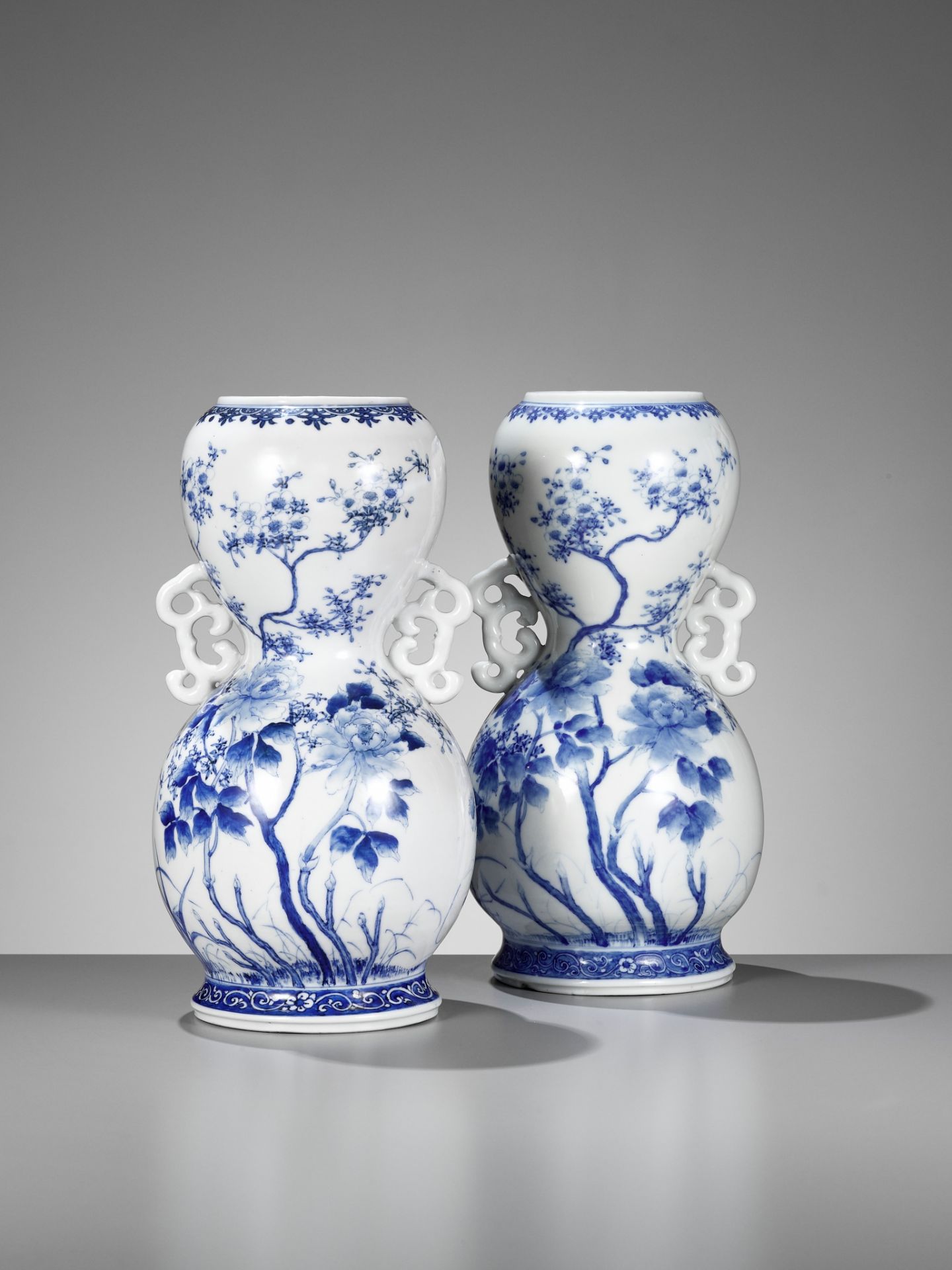 A PAIR OF BLUE AND WHITE ARITA PORCELAIN VASES - Image 2 of 8