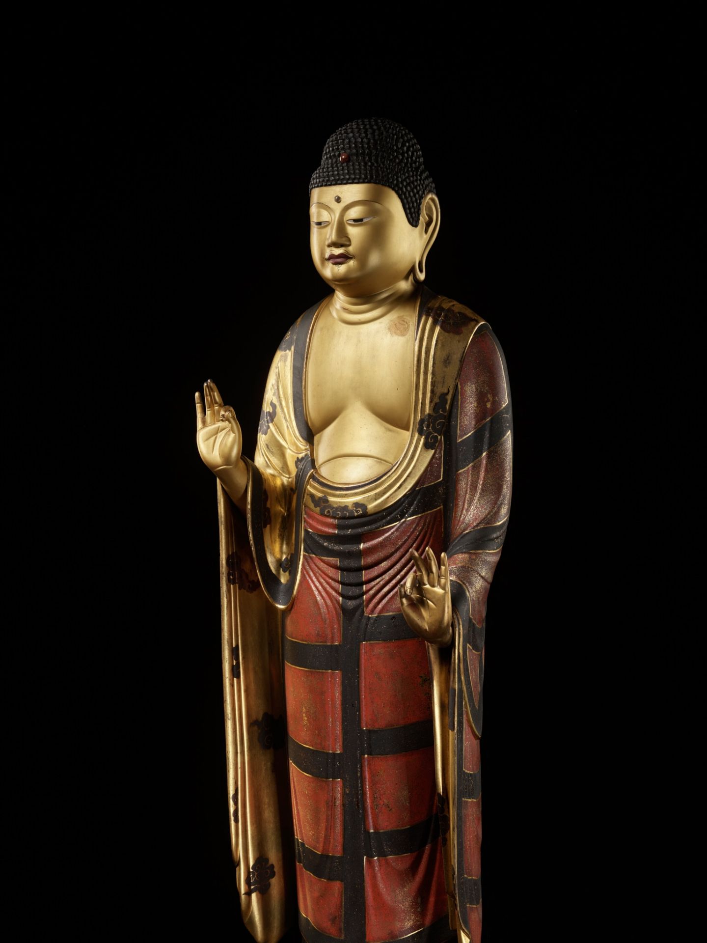 A VERY LARGE GILT AND LACQUERED ANNAMI SCHOOL WOOD FIGURE OF AMIDA NYORAI - Bild 4 aus 12