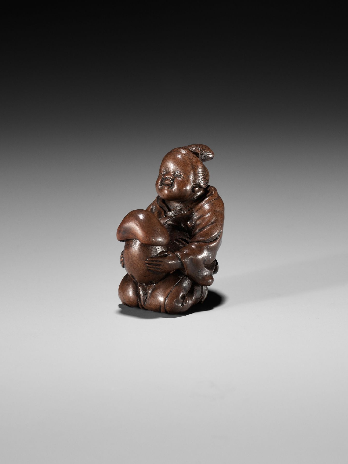 A FINE NAGOYA SCHOOL SHUNGA WOOD NETSUKE OF OKAME CRADLING A HUGE MUSHROOM - Bild 8 aus 9