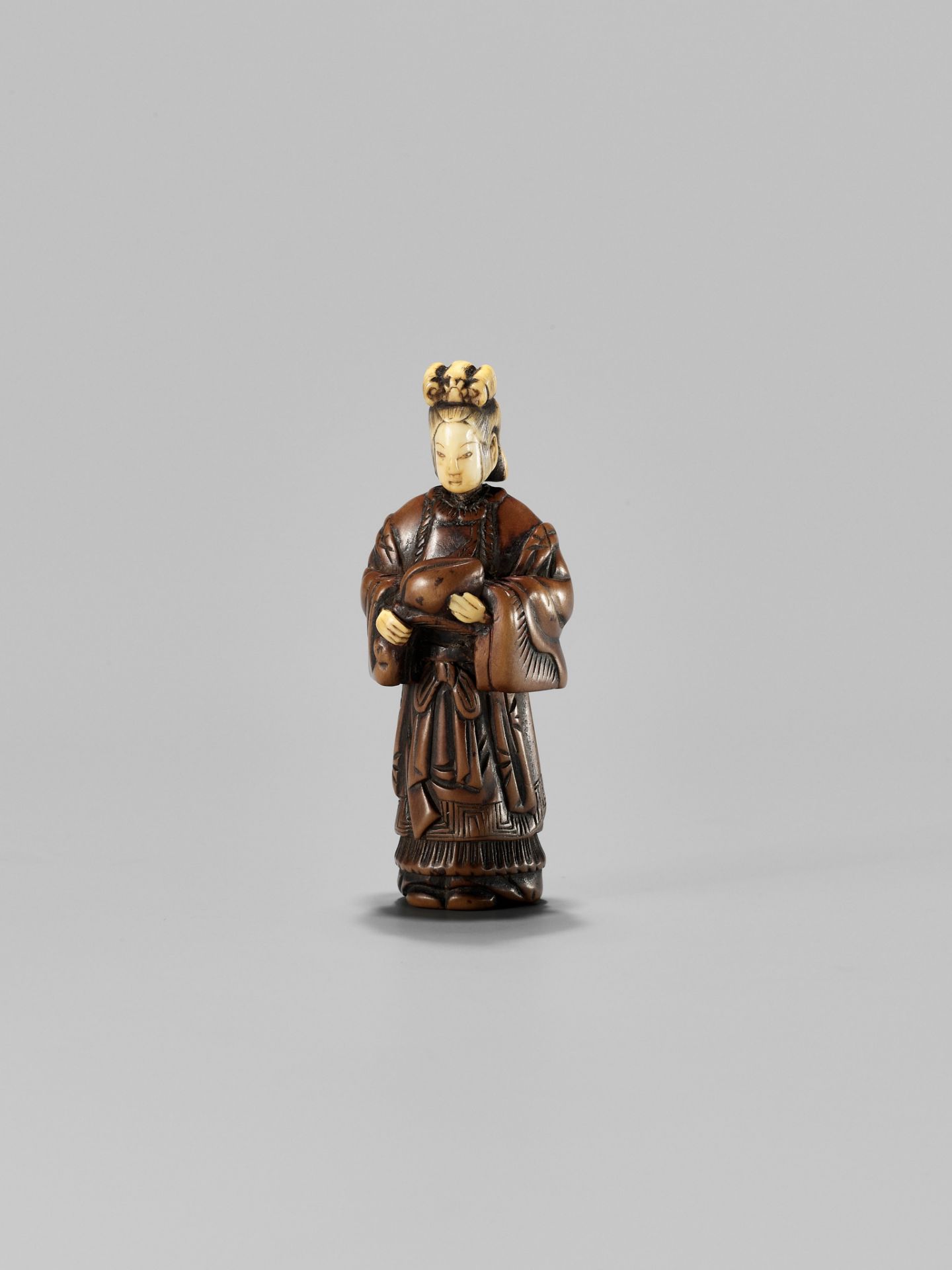 AN INLAID WOOD NETSUKE OF SEIOBO WITH THE PEACH OF IMMORTALITY - Image 7 of 8