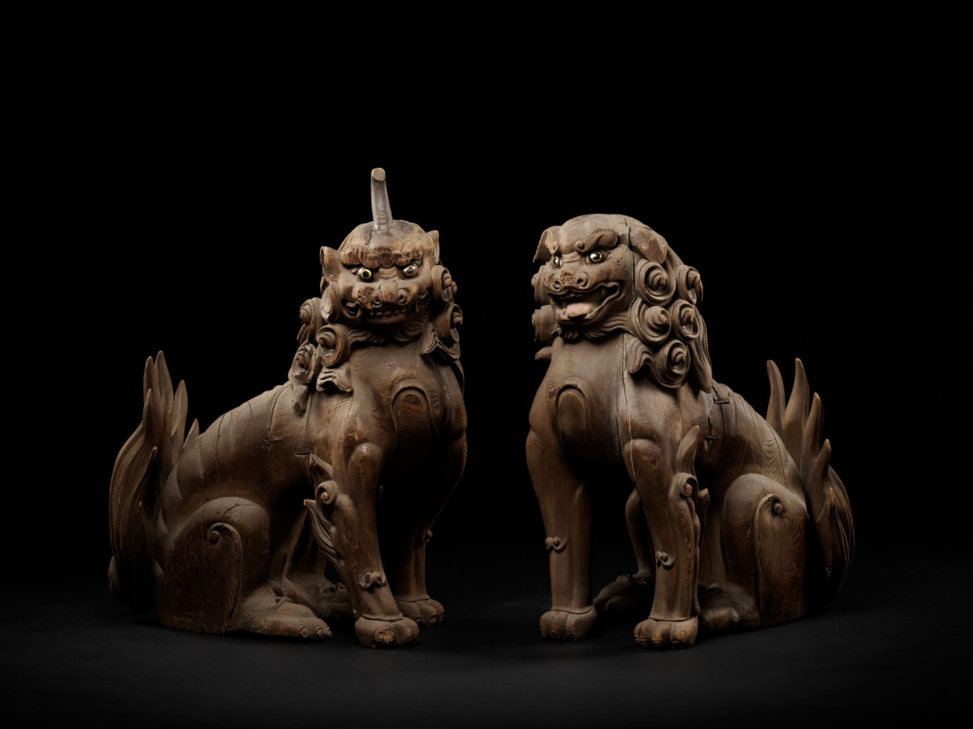 A PAIR OF WOOD KOMAINU (KOREAN GUARDIAN DOGS), MUROMACHI PERIOD - Bild 7 aus 12