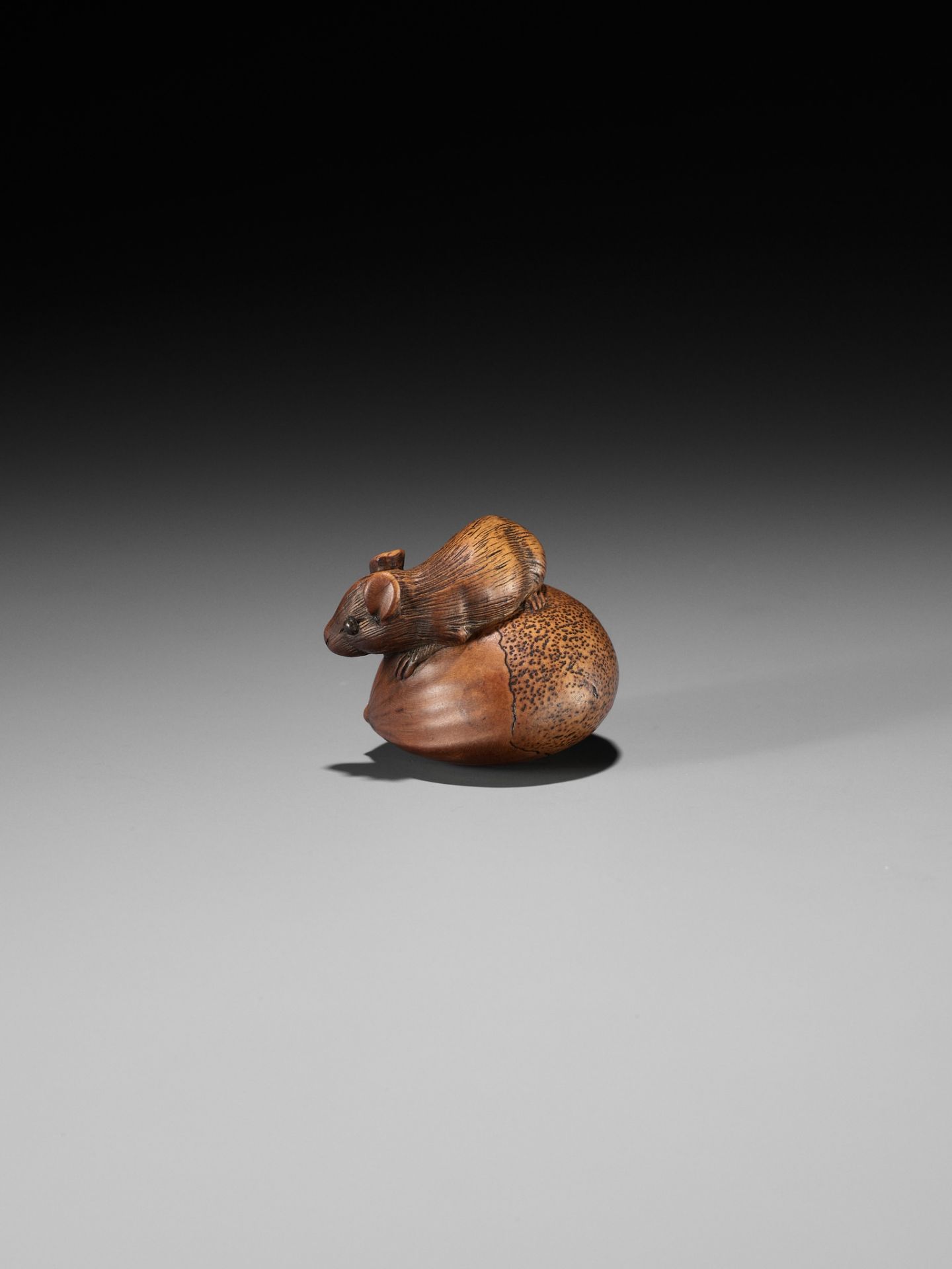 A WOOD NETSUKE OF A RAT ON A HUGE CHESTNUT - Image 4 of 9