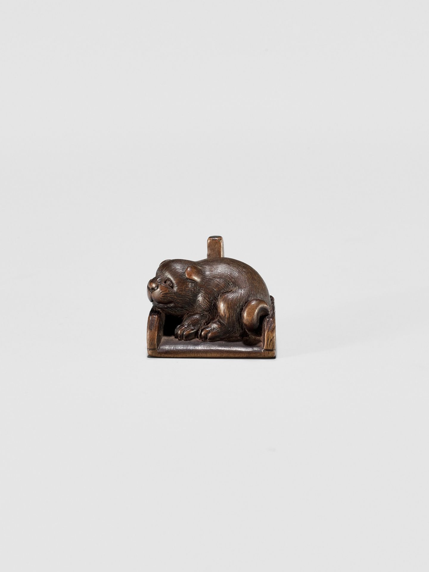 KOKEI: A WOOD NETSUKE OF A PUPPY INSIDE A DUSTPAN - Image 2 of 9