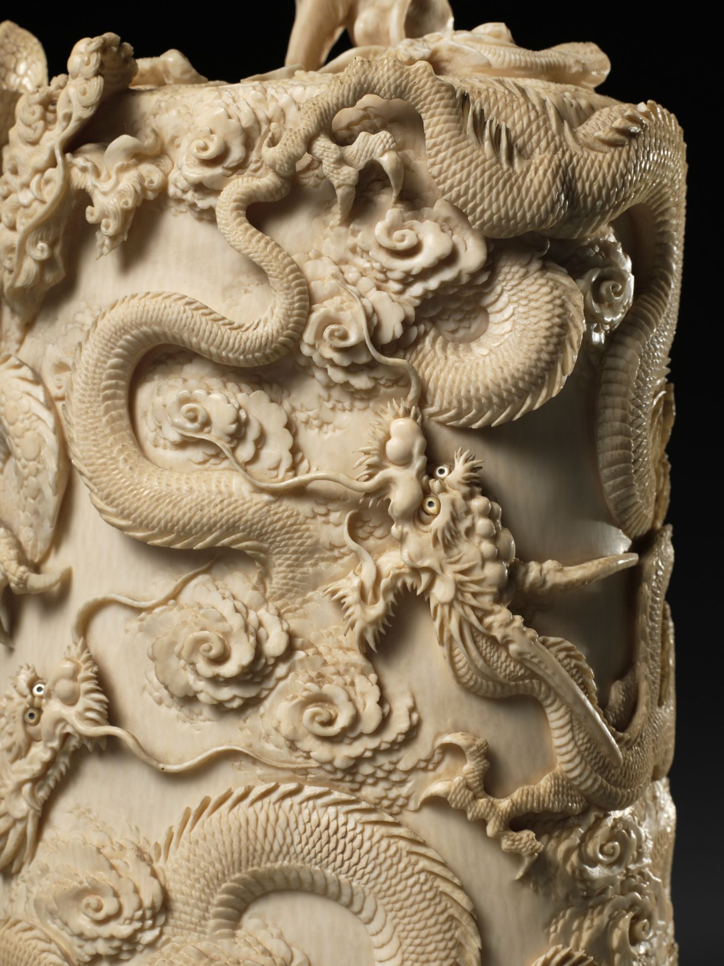 A SUPERB AND LARGE IVORY TUSK BOX AND COVER DEPICTING A TIGER AND DRAGONS - Image 9 of 13