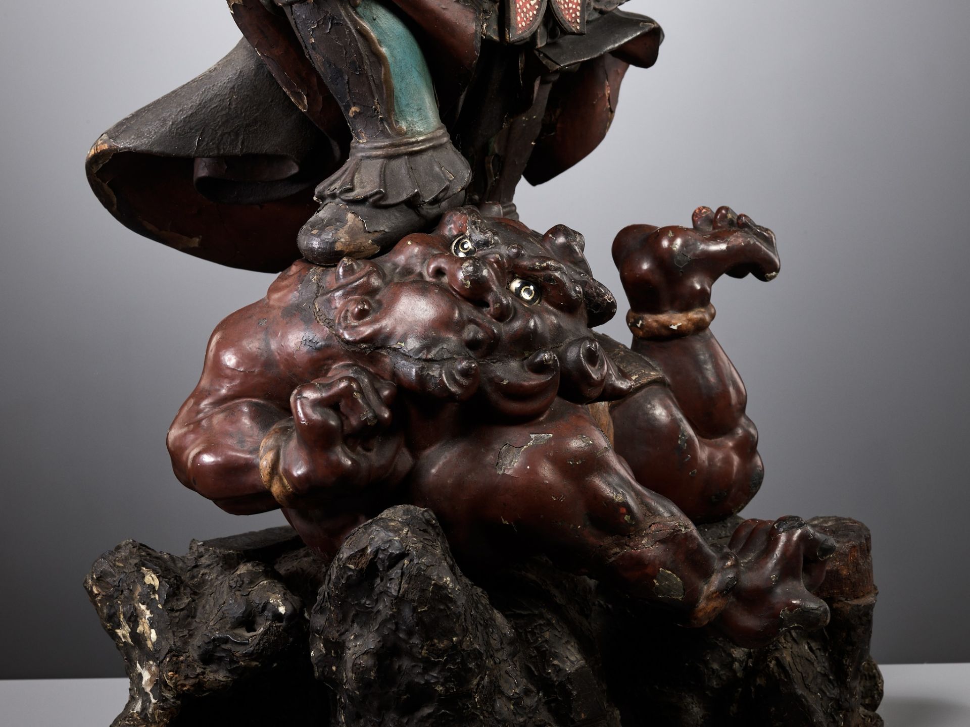A LARGE AND IMPRESSIVE LACQUERED WOOD FIGURE OF THE HEAVENLY KING ZOCHOTEN - Image 3 of 14