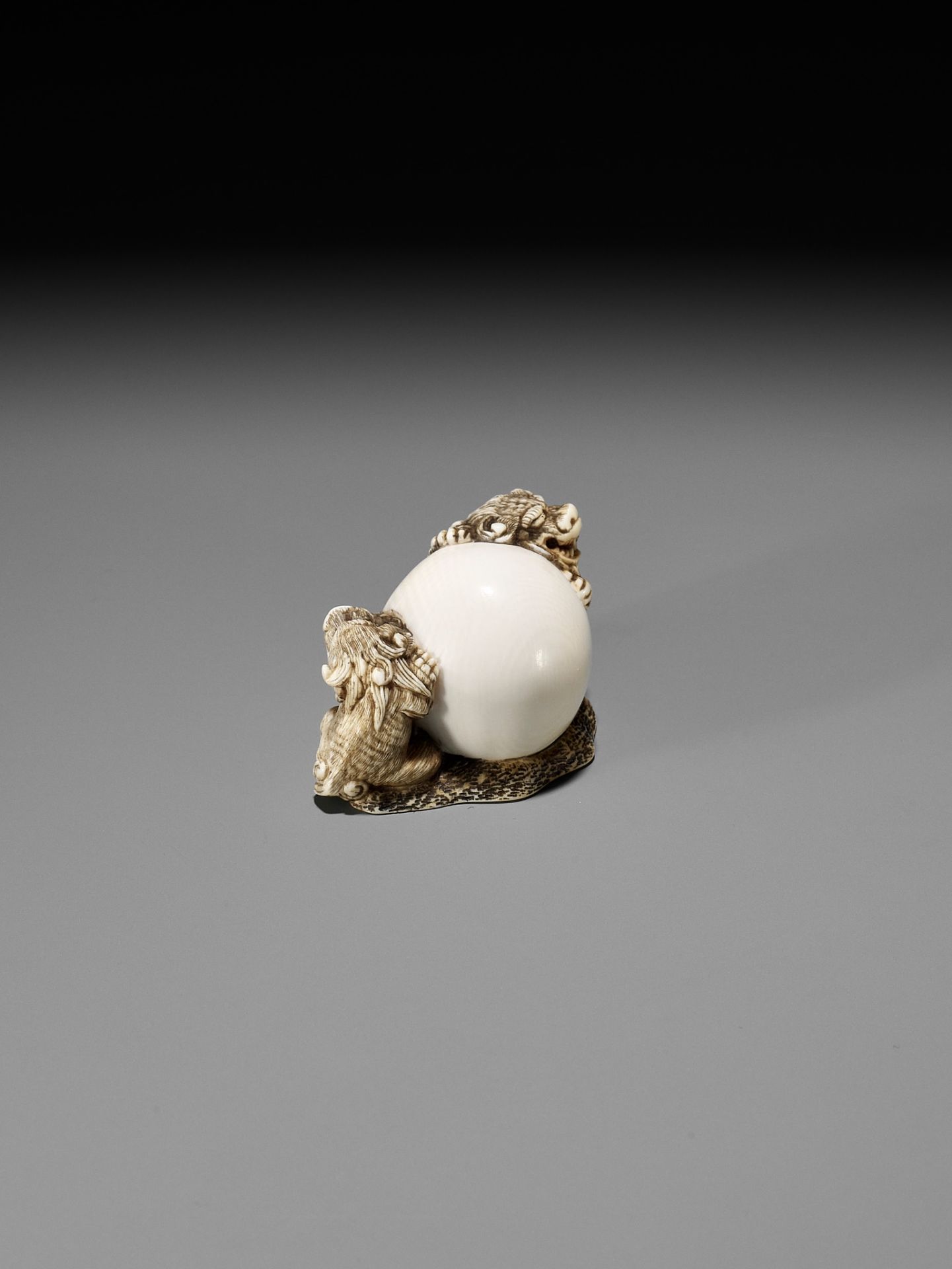 AN IVORY NETSUKE OF TWO SHISHI WITH LARGE BALL - Image 7 of 11