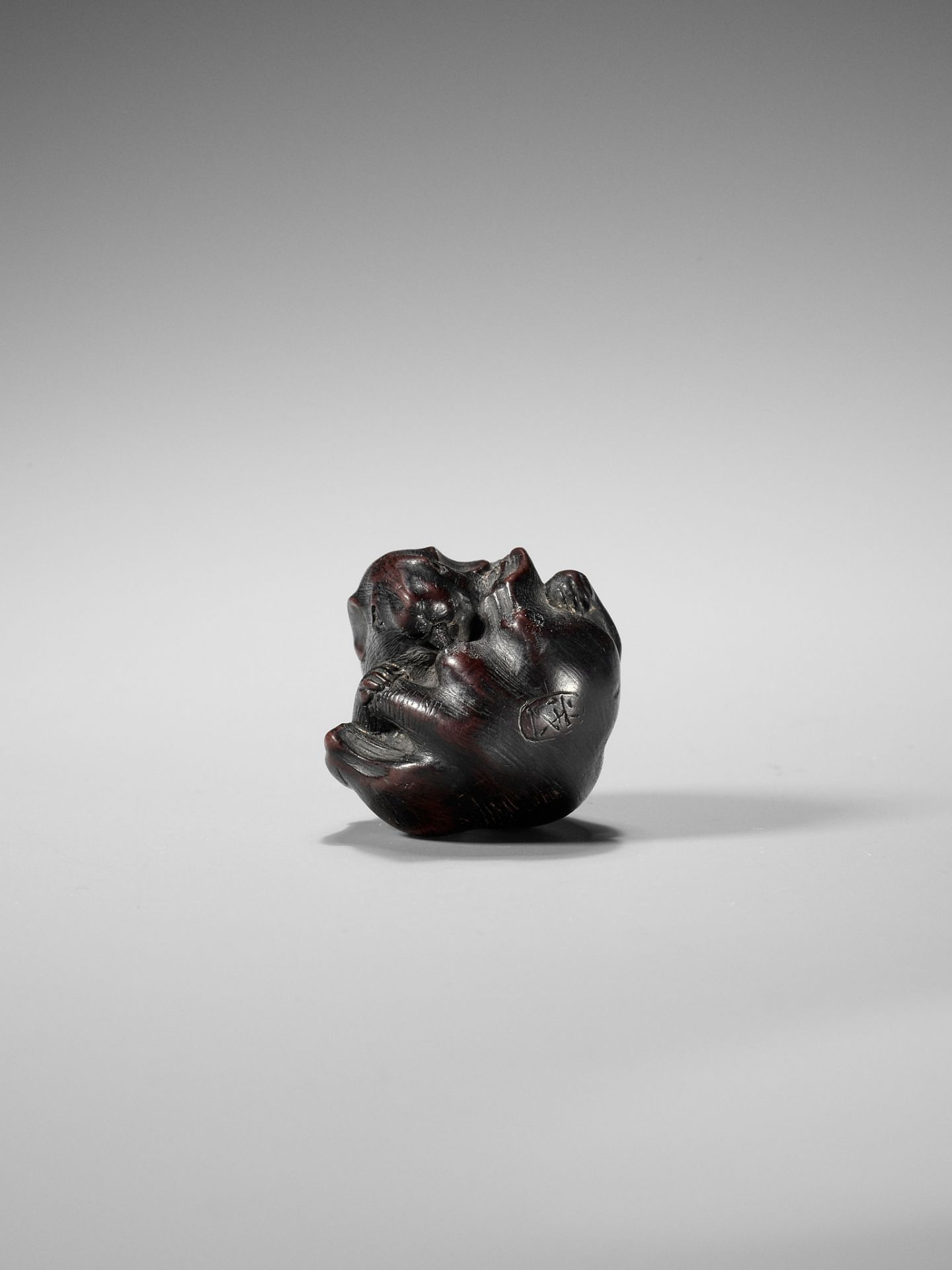 MINICHI: A RARE NAGOYA SCHOOL WOOD NETSUKE OF A COILED RAT LICKING ITSELF - Image 9 of 10