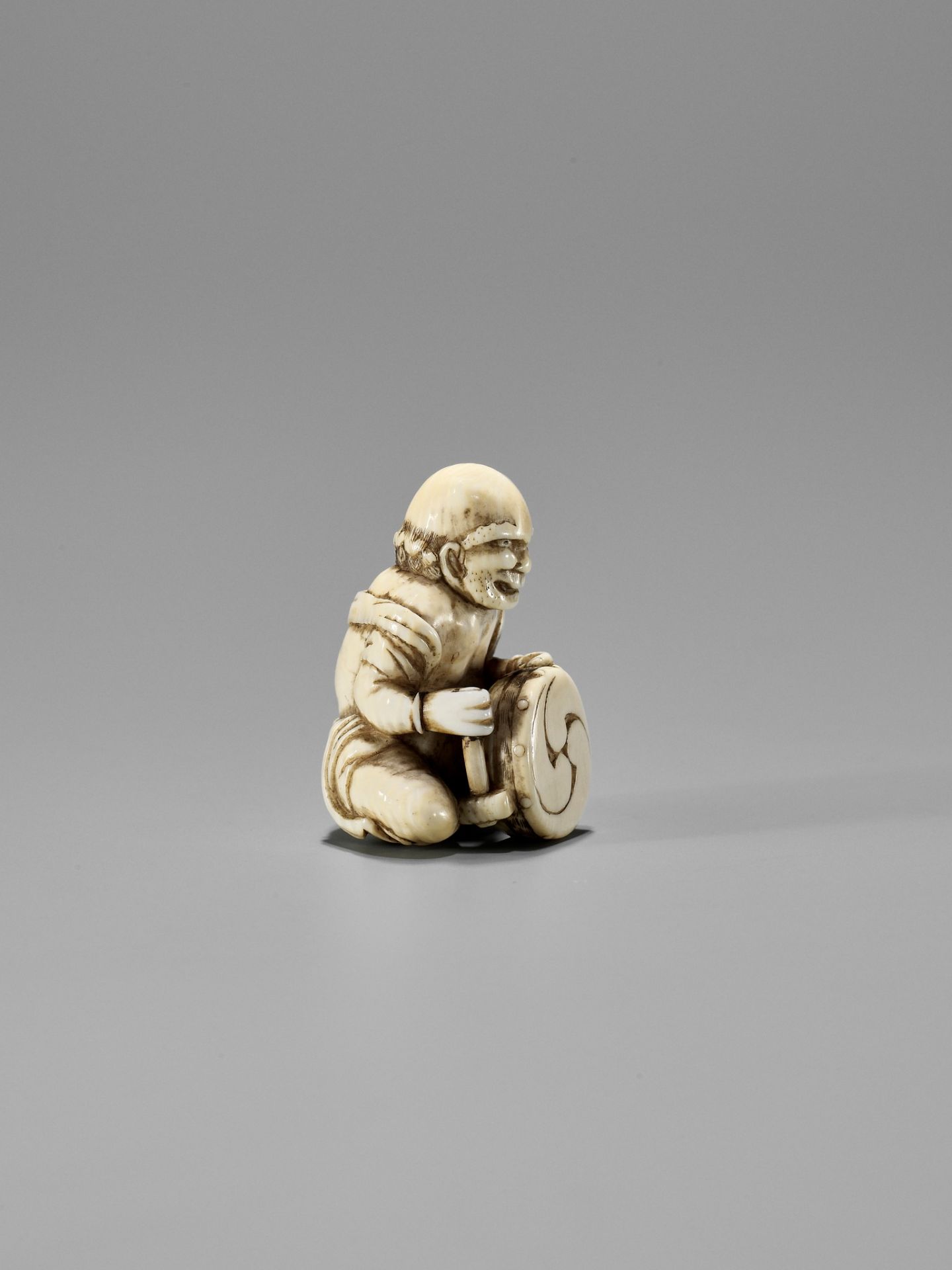 GYOKKOSAI: A FINE IVORY NETSUKE OF RAIJIN - Image 6 of 11