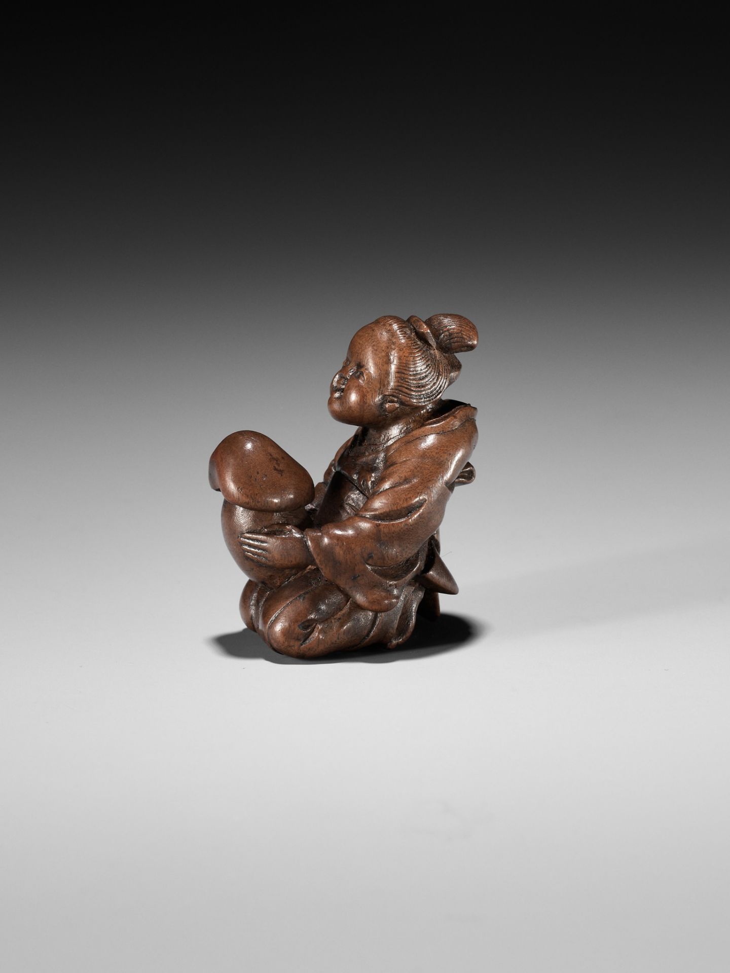 A FINE NAGOYA SCHOOL SHUNGA WOOD NETSUKE OF OKAME CRADLING A HUGE MUSHROOM - Bild 3 aus 9