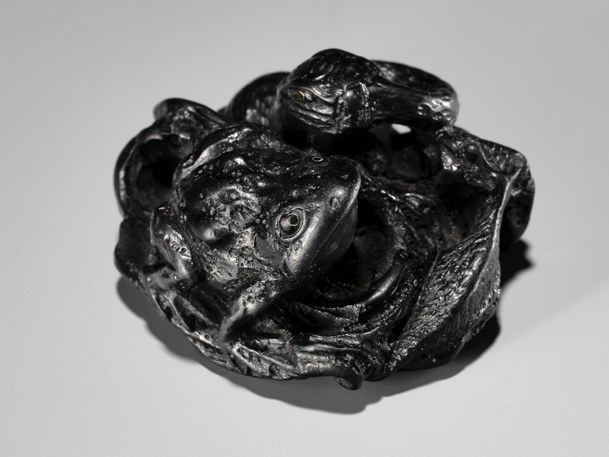 YASUSADA SHUZAN: A RARE EBONY WOOD NETSUKE OF THE SANSUKUMI - Image 2 of 13