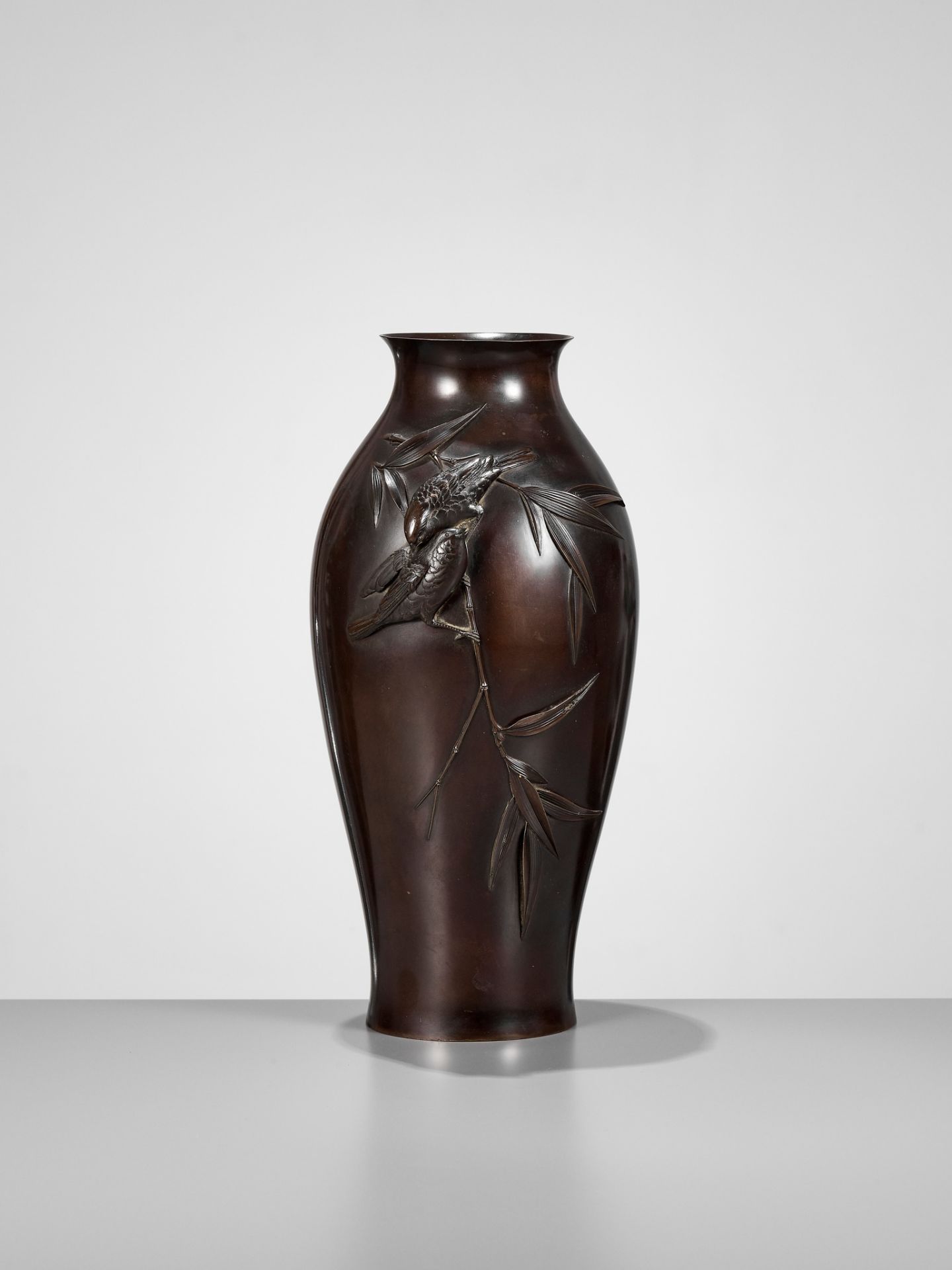 A FINE BRONZE VASE DEPICTING SPARROWS AND BAMBOO - Image 2 of 10