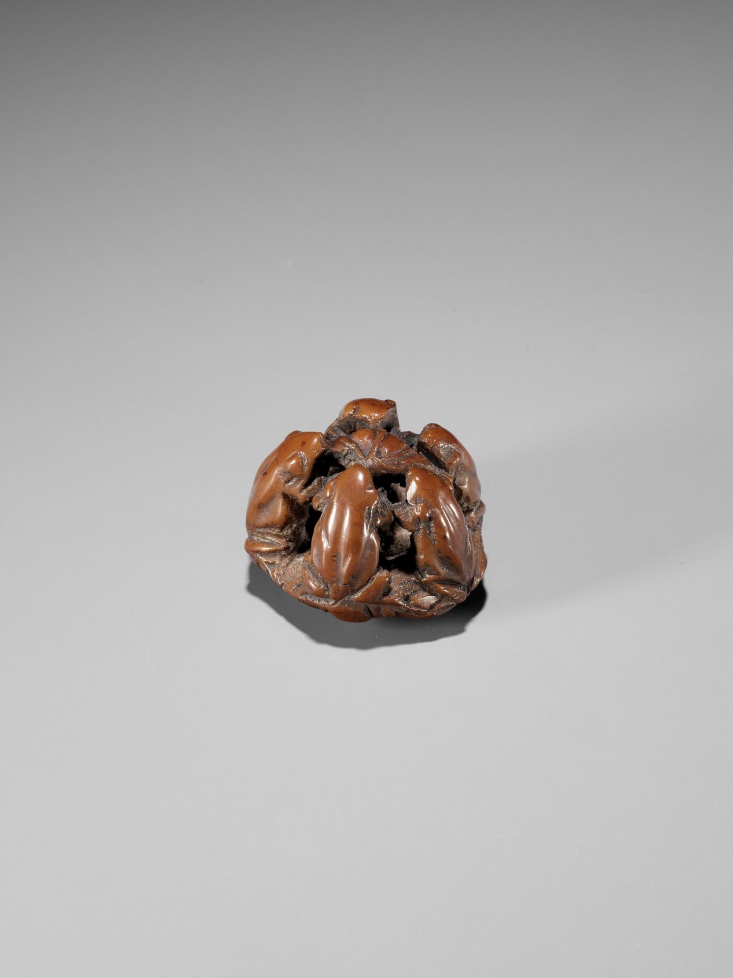 A RARE NUT NETSUKE OF FIVE FROGS ON A LOTUS LEAF, ATTRIBUTED TO SEIMIN - Image 8 of 9