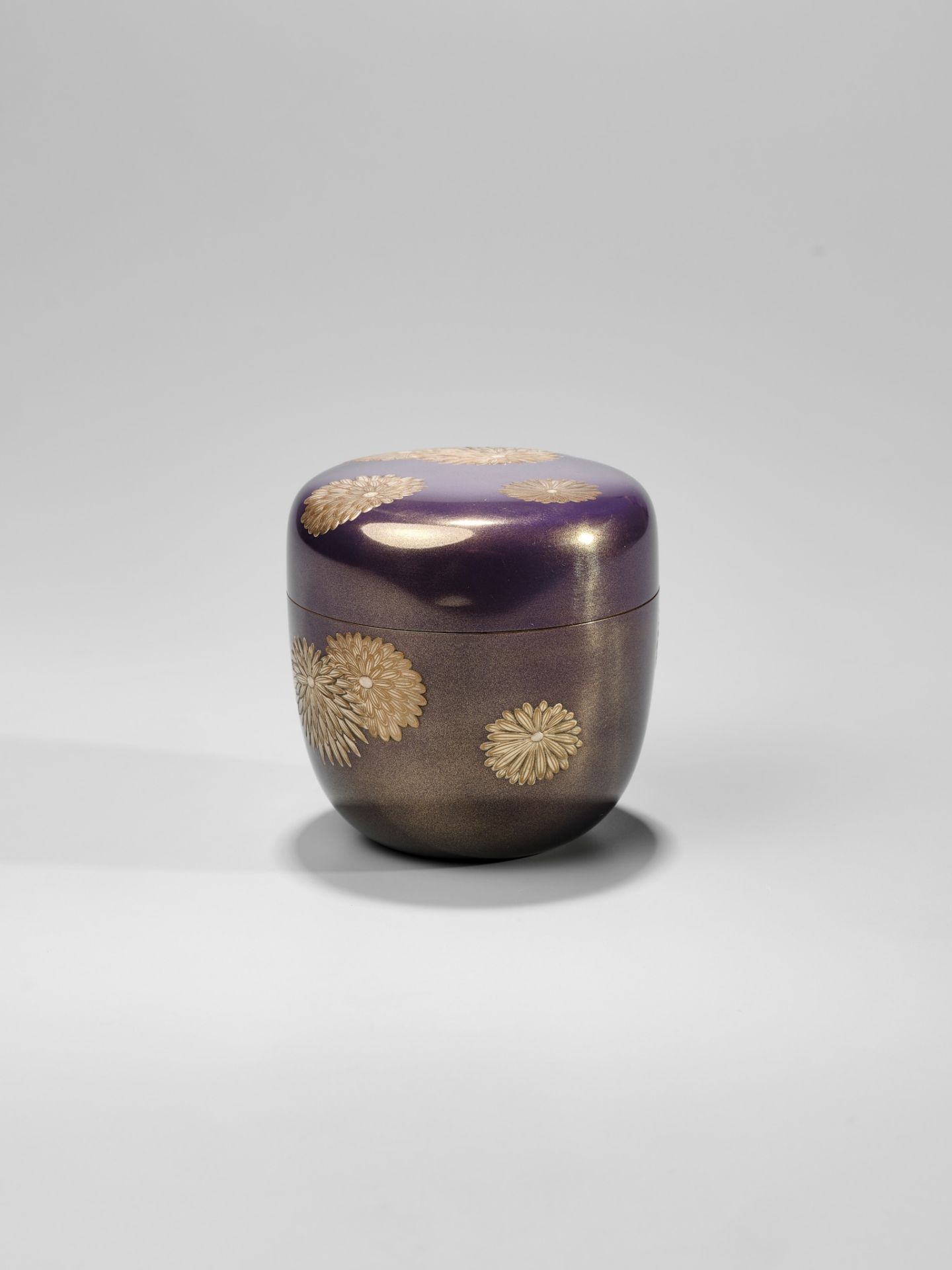 TAKESHI: A LACQUER NATSUME (TEA CADDY) WITH CHRYSANTHEMUM - Image 5 of 9