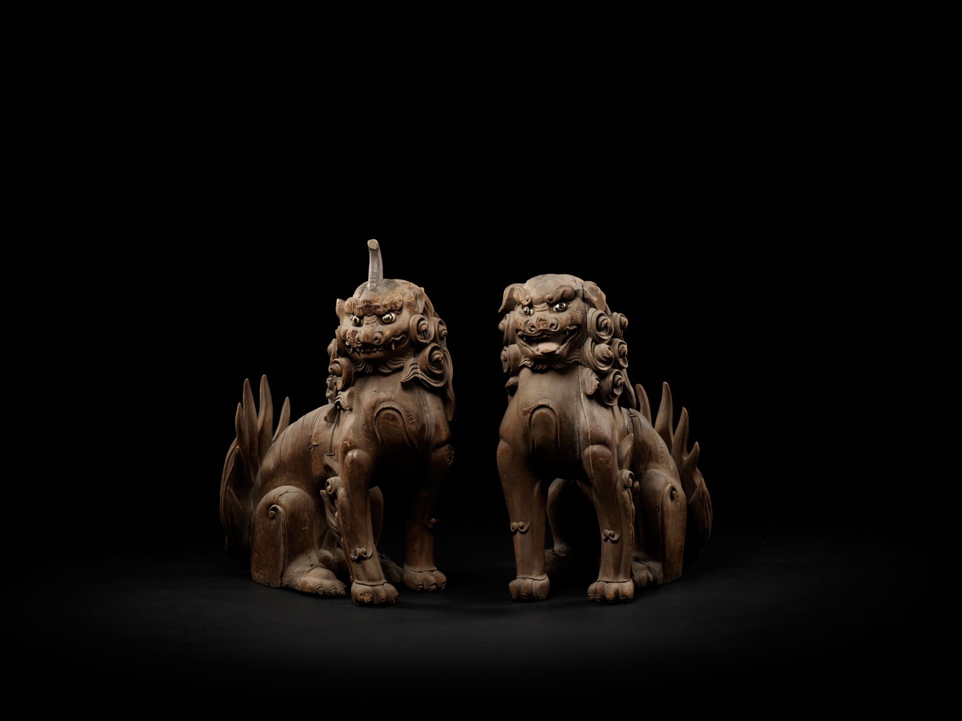 A PAIR OF WOOD KOMAINU (KOREAN GUARDIAN DOGS), MUROMACHI PERIOD - Bild 11 aus 12