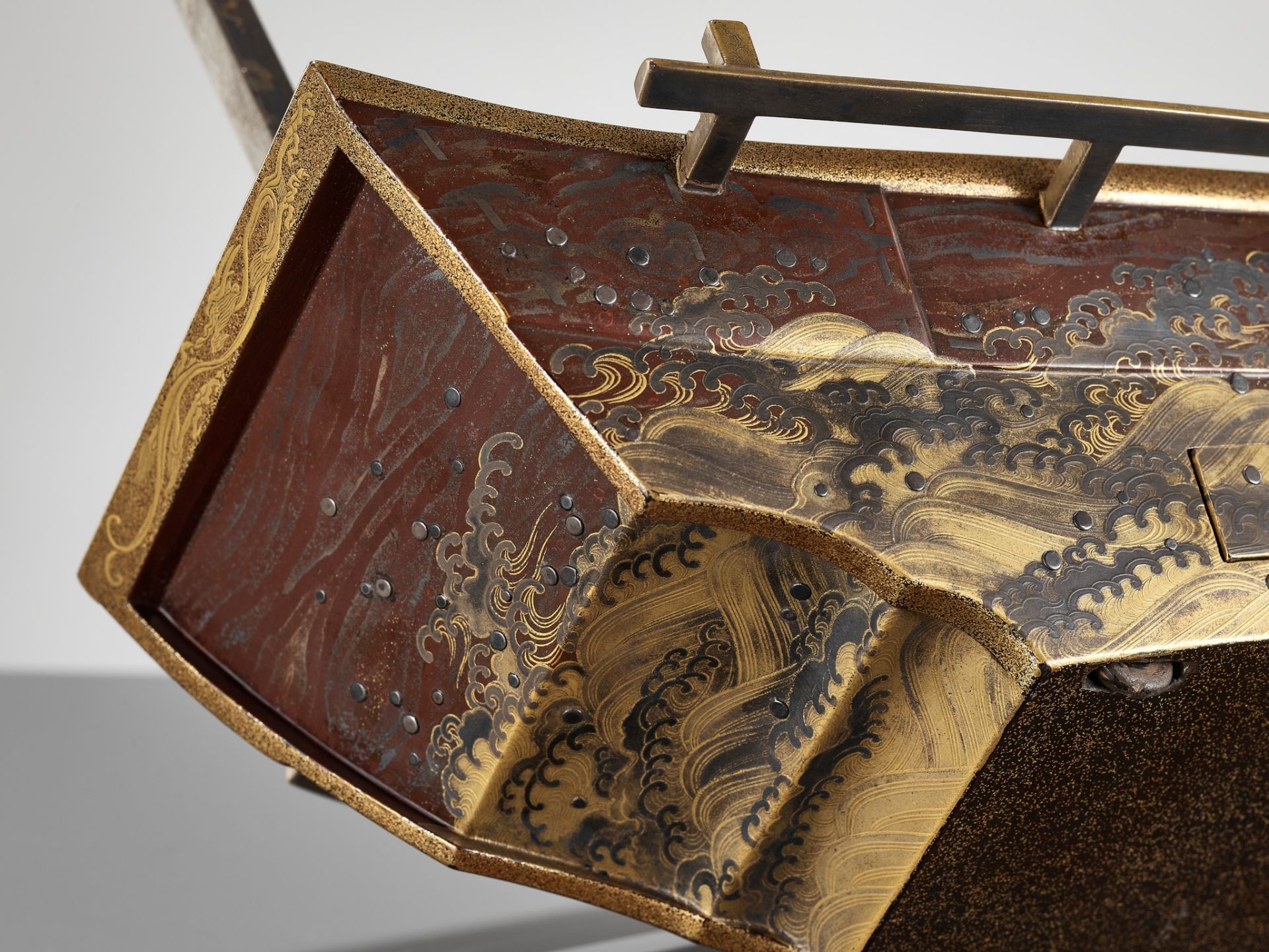 A RARE LACQUER SMOKING SET (TABAKO BON) IN THE FORM OF A BOAT - Image 14 of 18