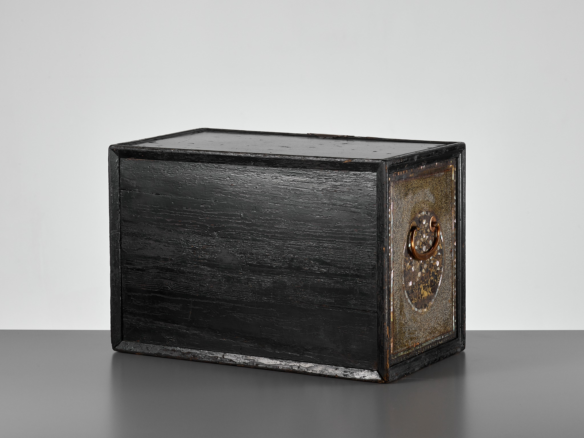 A RARE SHELL-INLAID NANBAN LACQUER CABINET - Image 12 of 14