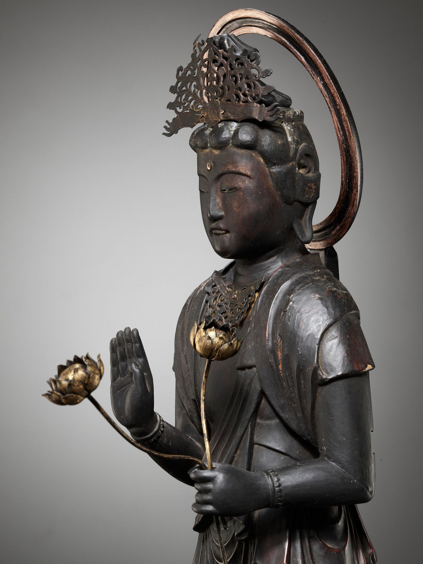 A GILT AND LACQUERED WOOD FIGURE OF KANNON BOSATSU HOLDING LOTUS BLOSSOMS - Image 17 of 18