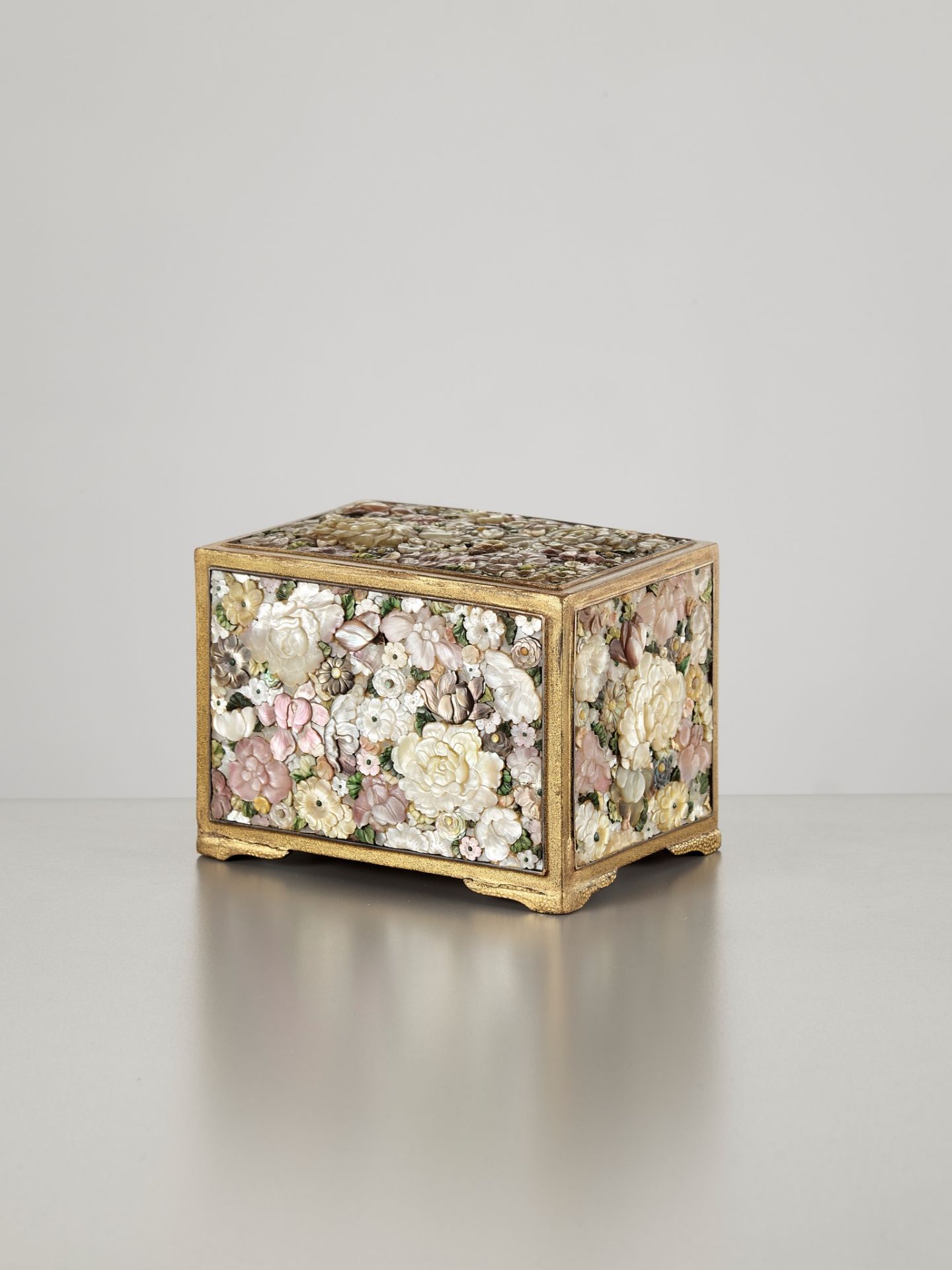 A SHIBAYAMA-STYLE INLAID MINIATURE KODANSU (SMALL CABINET) WITH MILLEFLEUR DESIGN - Image 9 of 13