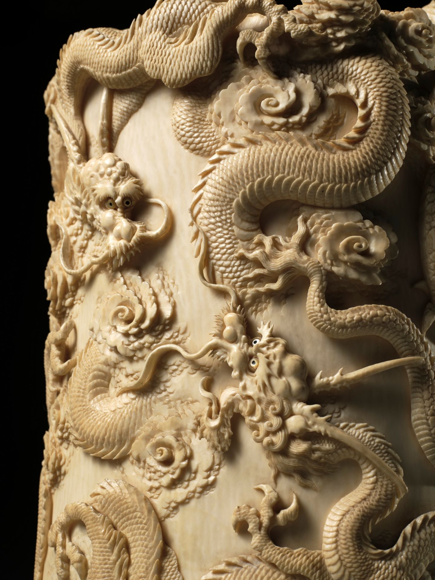 A SUPERB AND LARGE IVORY TUSK BOX AND COVER DEPICTING A TIGER AND DRAGONS - Image 3 of 13