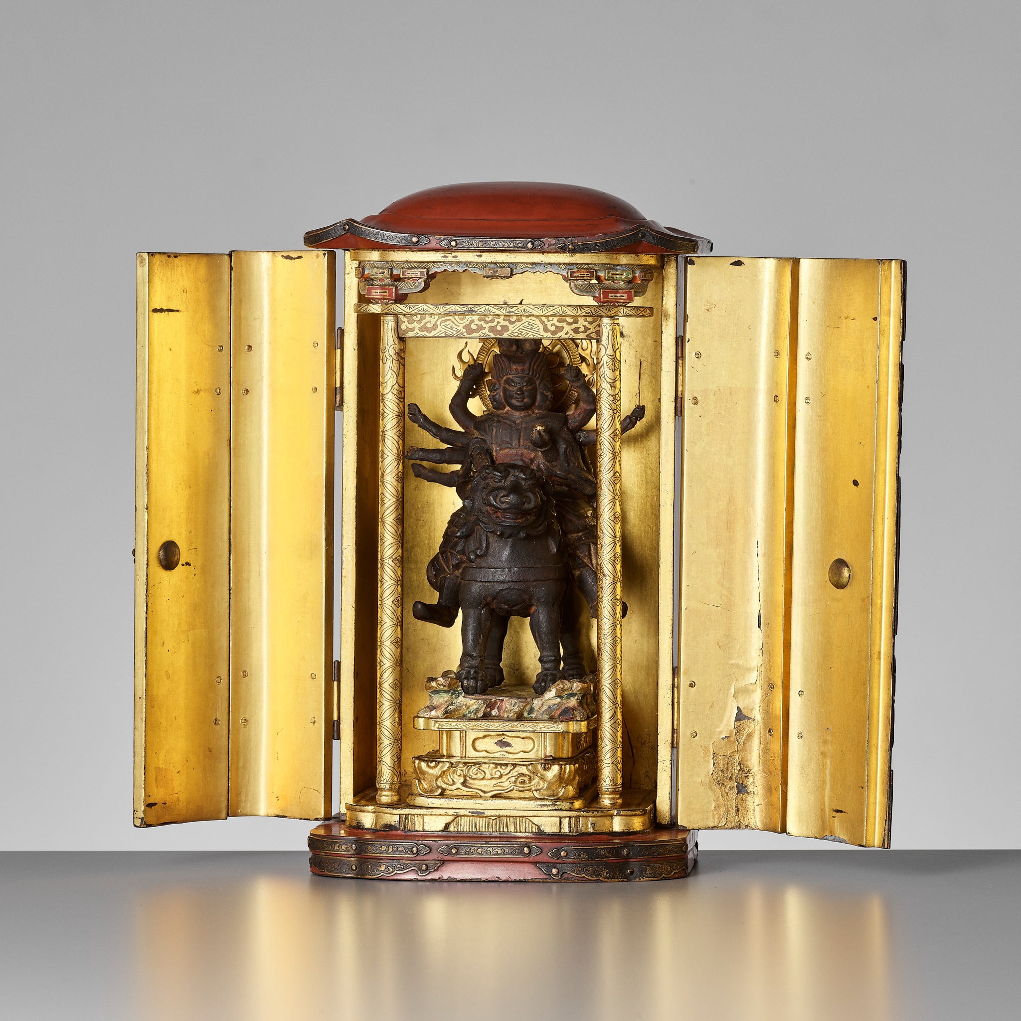 A GILT AND LACQUERED WOOD ZUSHI CONTAINING A LACQUERED WOOD FIGURE OF TOBATSU BISHAMONTEN - Image 7 of 13