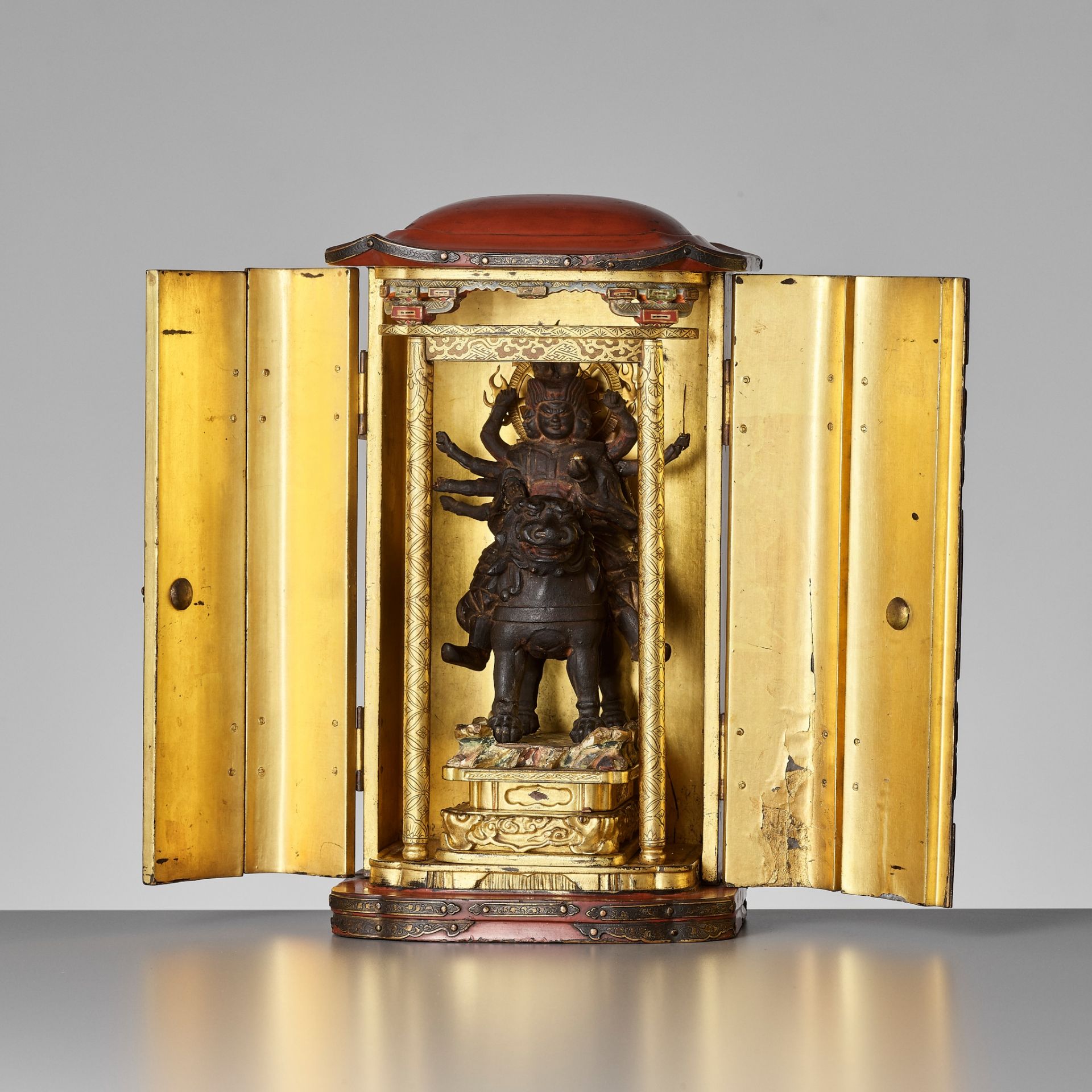 A GILT AND LACQUERED WOOD ZUSHI CONTAINING A LACQUERED WOOD FIGURE OF TOBATSU BISHAMONTEN - Image 7 of 13