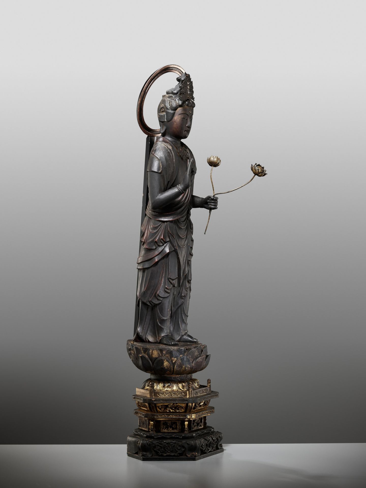 A GILT AND LACQUERED WOOD FIGURE OF KANNON BOSATSU HOLDING LOTUS BLOSSOMS - Image 13 of 18