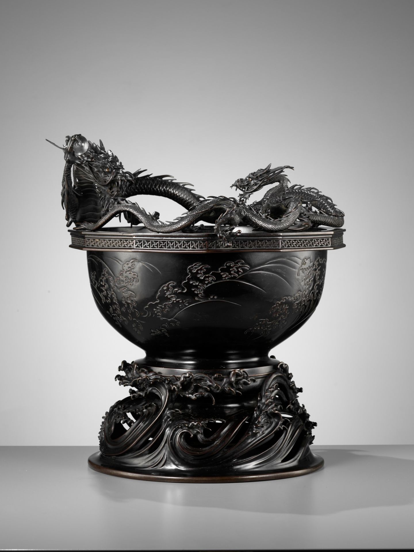 HIDEMITSU: A LARGE AND IMPRESSIVE BRONZE BOWL WITH TWO DRAGONS - Image 6 of 16