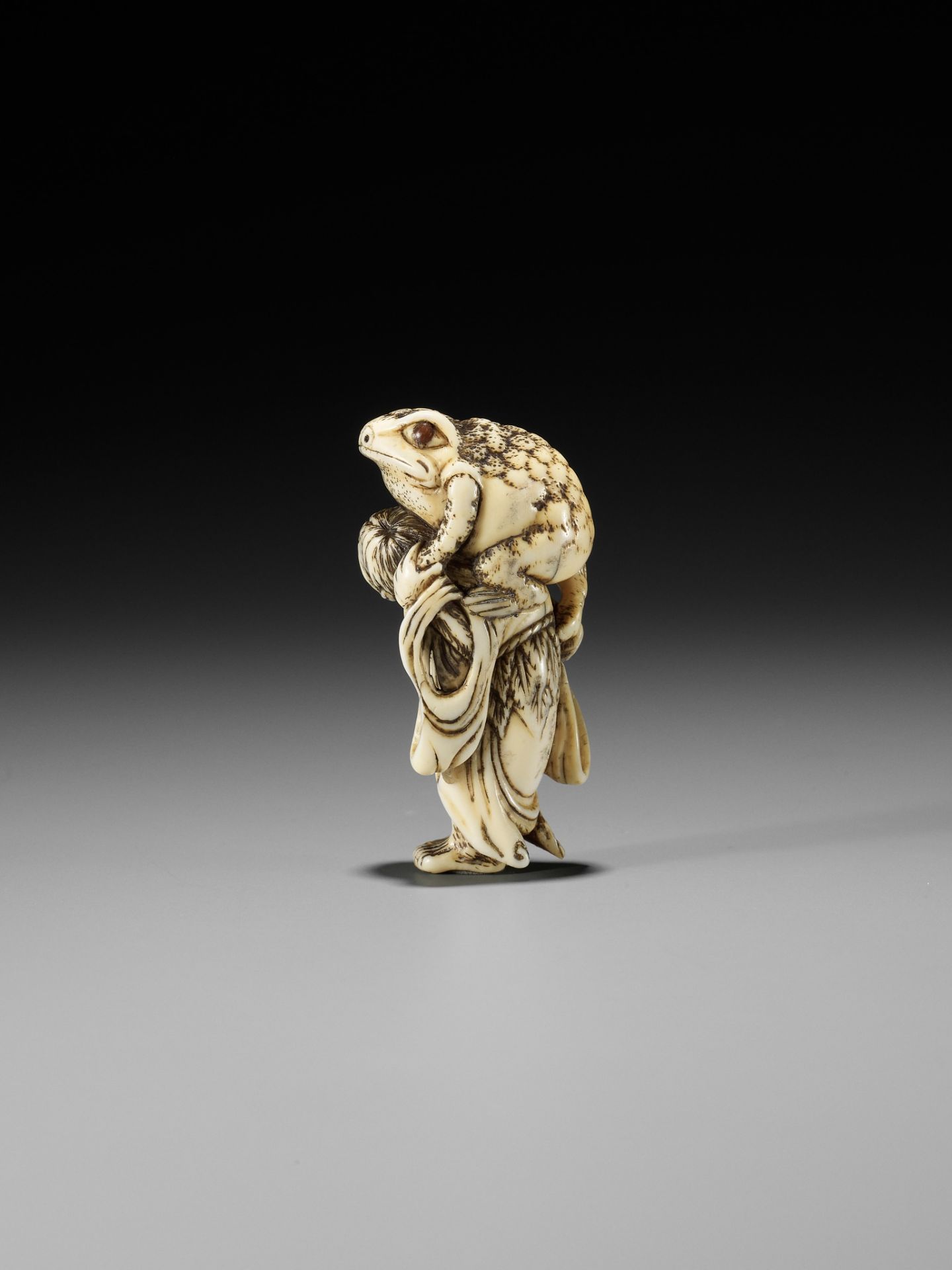 AN AMUSING IVORY NETSUKE OF GAMA SENNIN ATTRIBUTED TO MASAKAZU - Image 2 of 11