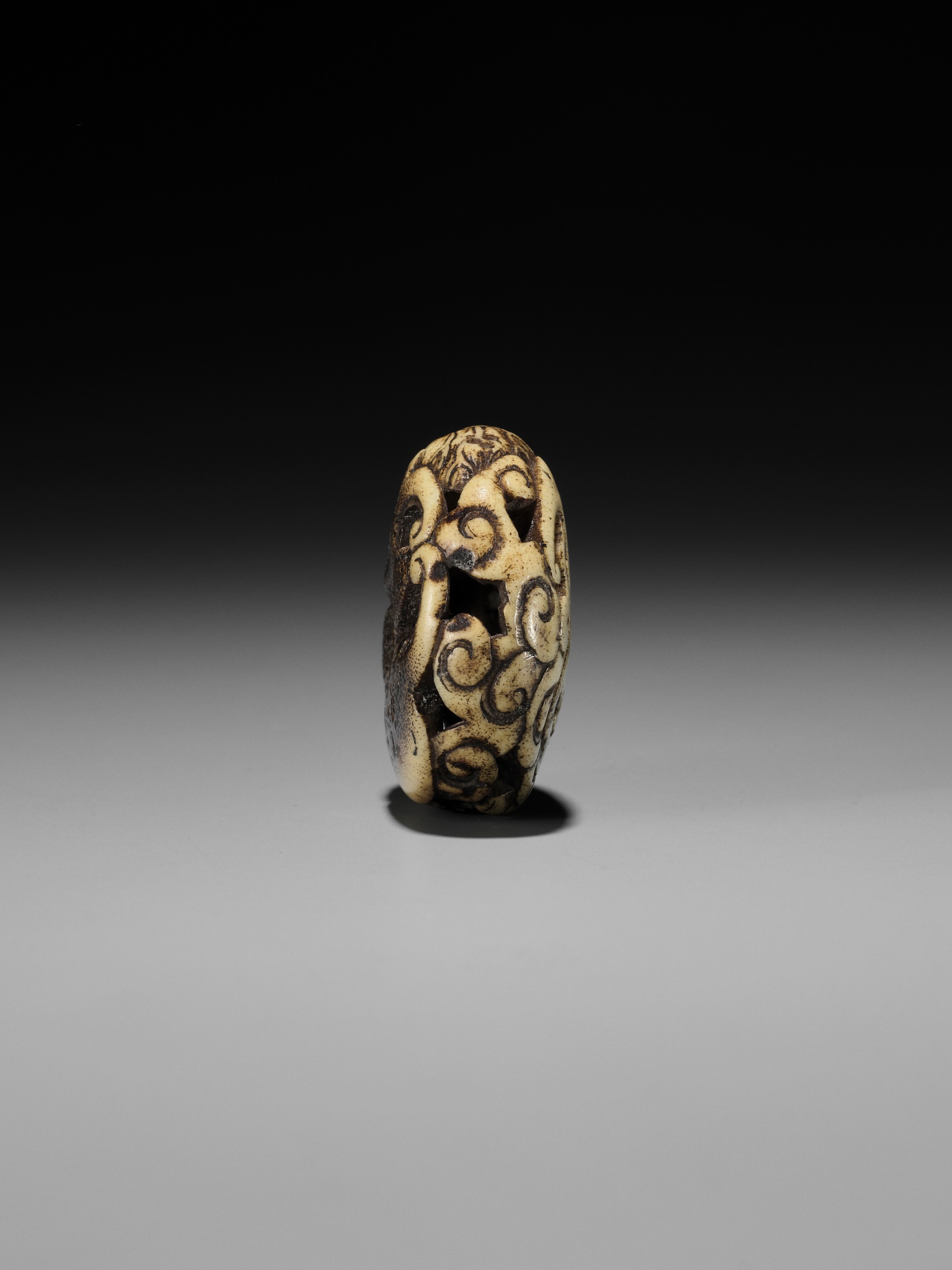 A RARE STAG ANTLER RYUSA MANJU NETSUKE OF A STYLIZED 'BAT' DRAGON - Image 8 of 10