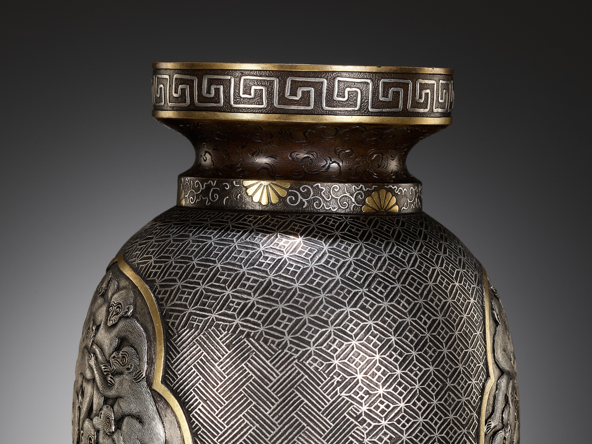 A SUPERB KOMAI-STYLE GOLD AND SILVER INLAID BRONZE VASE WITH MONKEYS - Image 8 of 11