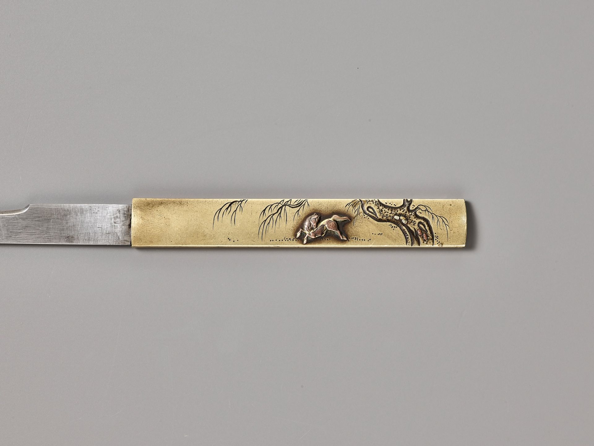 A TANTO IN FINE WOOD SAYA WITH MIXED METAL INLAID ZODIAC ANIMALS (JUNISHI) - Image 5 of 8
