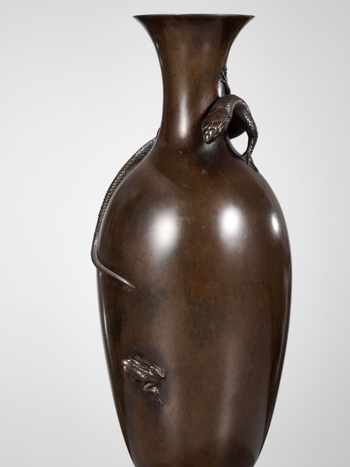AKICHIKA: A FINE BRONZE VASE WITH LIZARD PREYING ON A FROG
