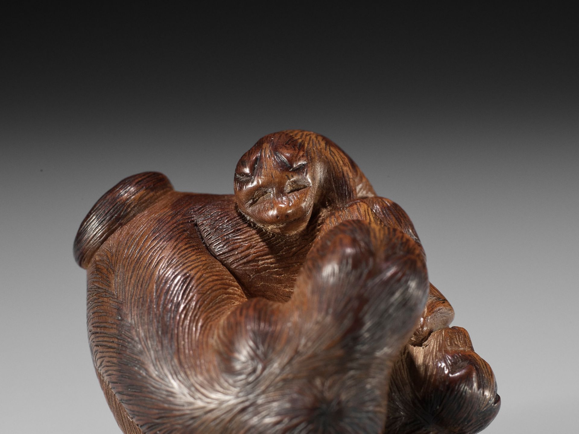 SHIGEHIRO: A CHARMING WOOD NETSUKE OF A DOG AND TWO PUPS - Bild 13 aus 13