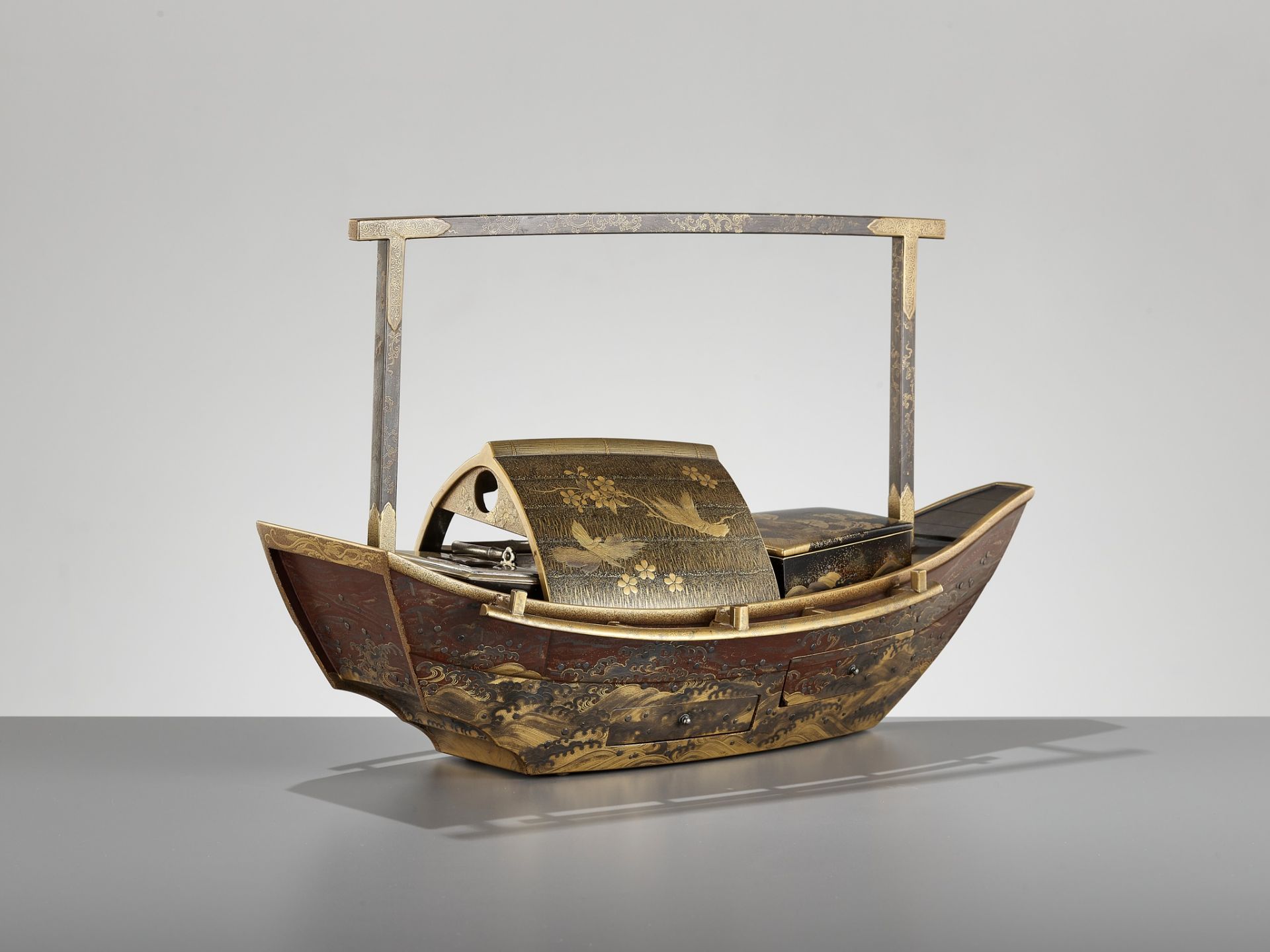 A RARE LACQUER SMOKING SET (TABAKO BON) IN THE FORM OF A BOAT - Image 10 of 18