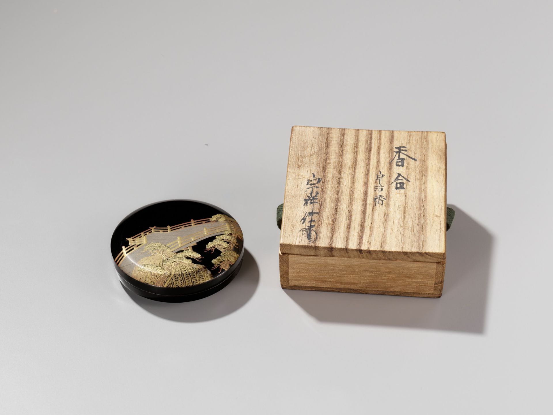 SOSHO: A LACQUER KOGO (INCENSE BOX) AND COVER DEPICTING UJI BRIDGE - Image 10 of 12