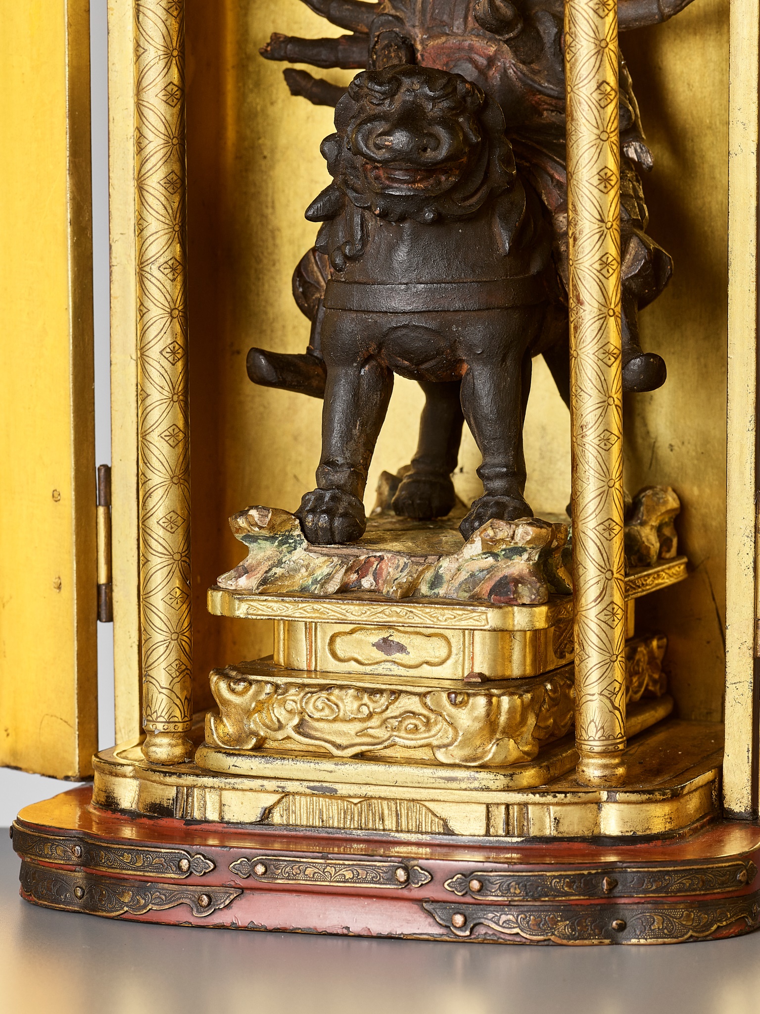 A GILT AND LACQUERED WOOD ZUSHI CONTAINING A LACQUERED WOOD FIGURE OF TOBATSU BISHAMONTEN - Image 3 of 13