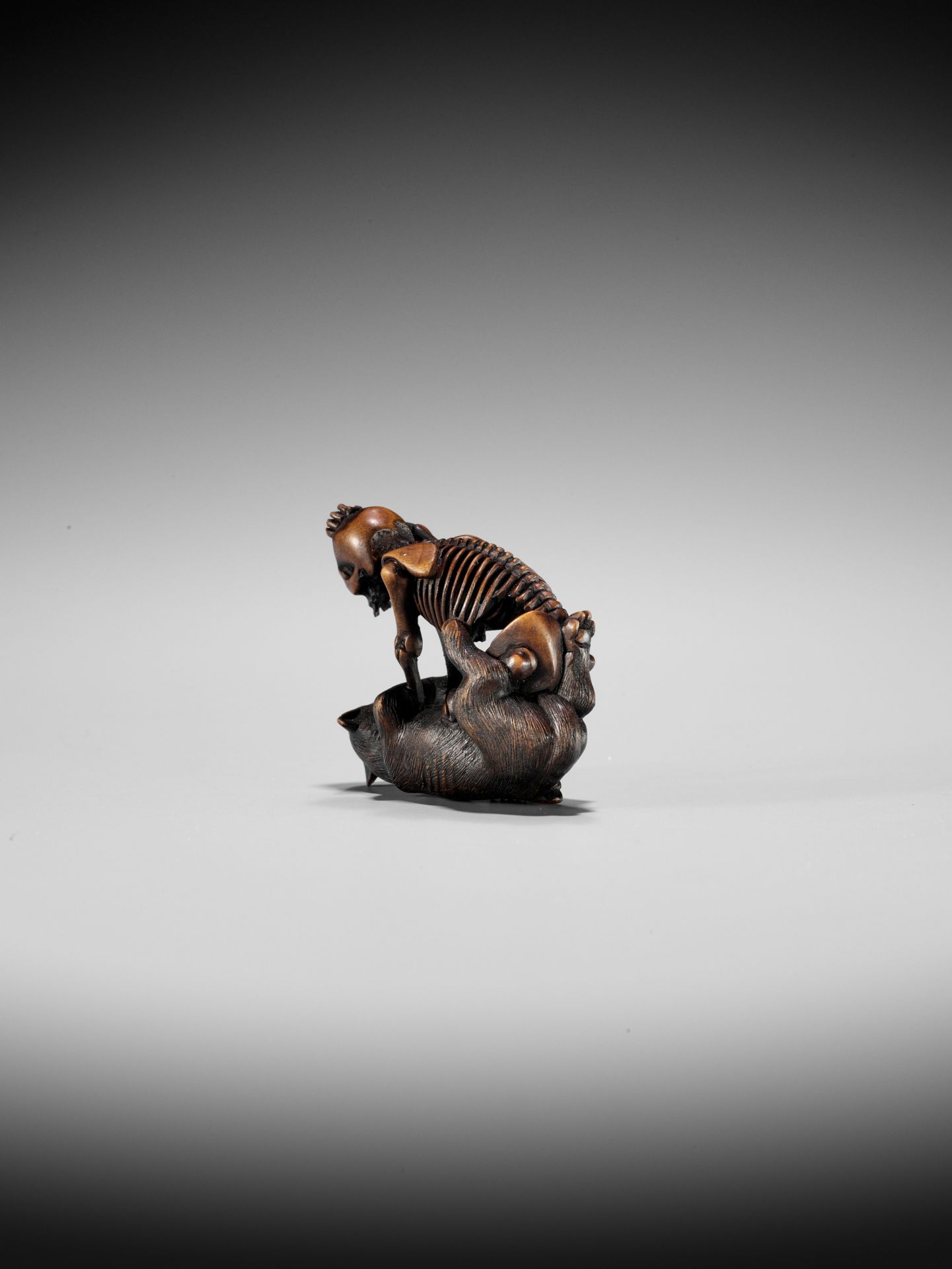 A FINE WOOD NETSUKE OF A WOLF AND SKELETON, ATTRIBUTED TO SHOKO - Image 9 of 11