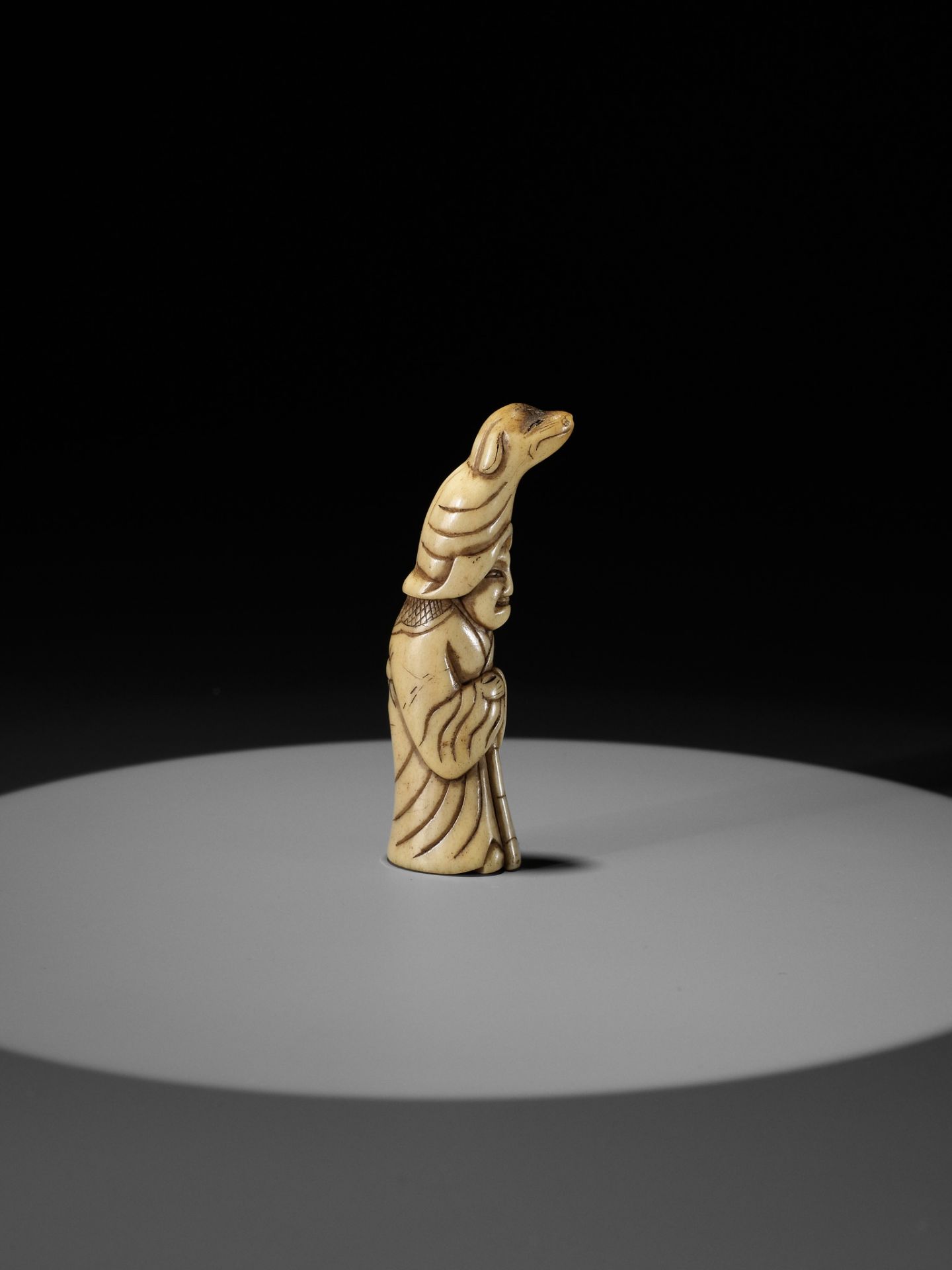 A RARE STAG ANTLER NETSUKE OF A PUPPETEER WITH A DOG PUPPET ON HIS HEAD - Image 6 of 9