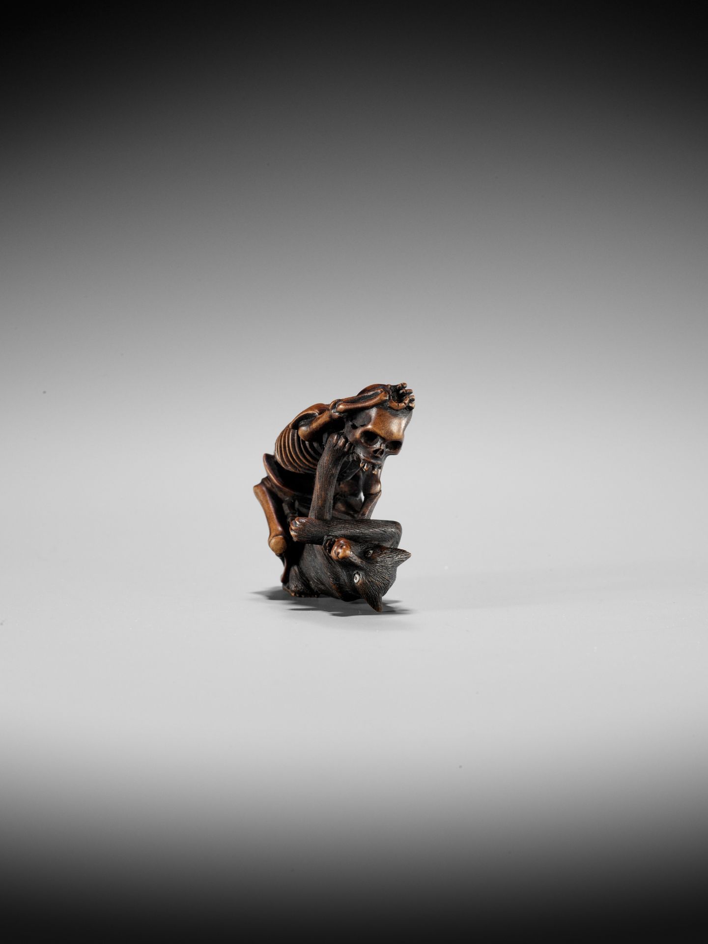 A FINE WOOD NETSUKE OF A WOLF AND SKELETON, ATTRIBUTED TO SHOKO - Image 7 of 11