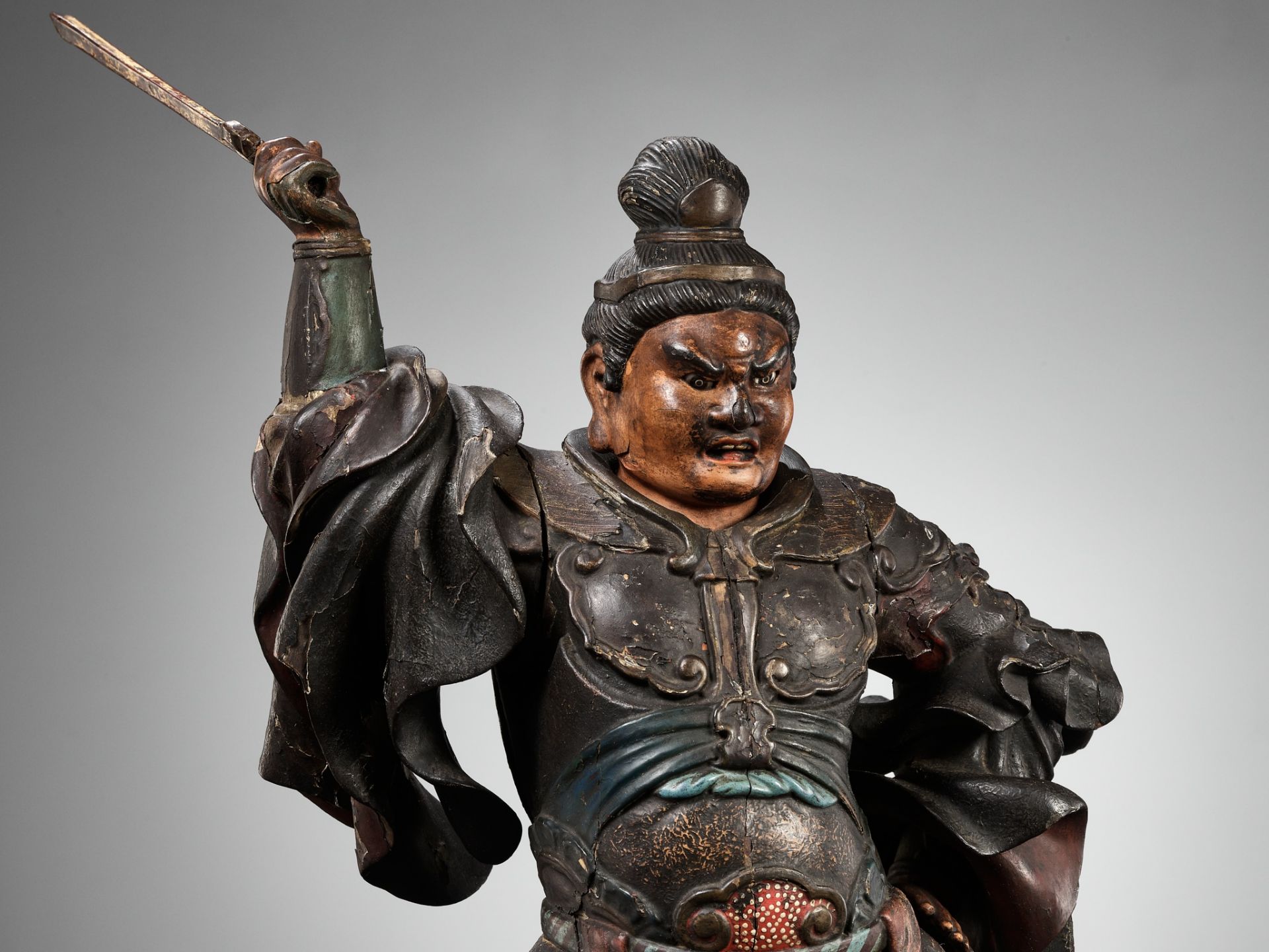 A LARGE AND IMPRESSIVE LACQUERED WOOD FIGURE OF THE HEAVENLY KING ZOCHOTEN - Image 4 of 14