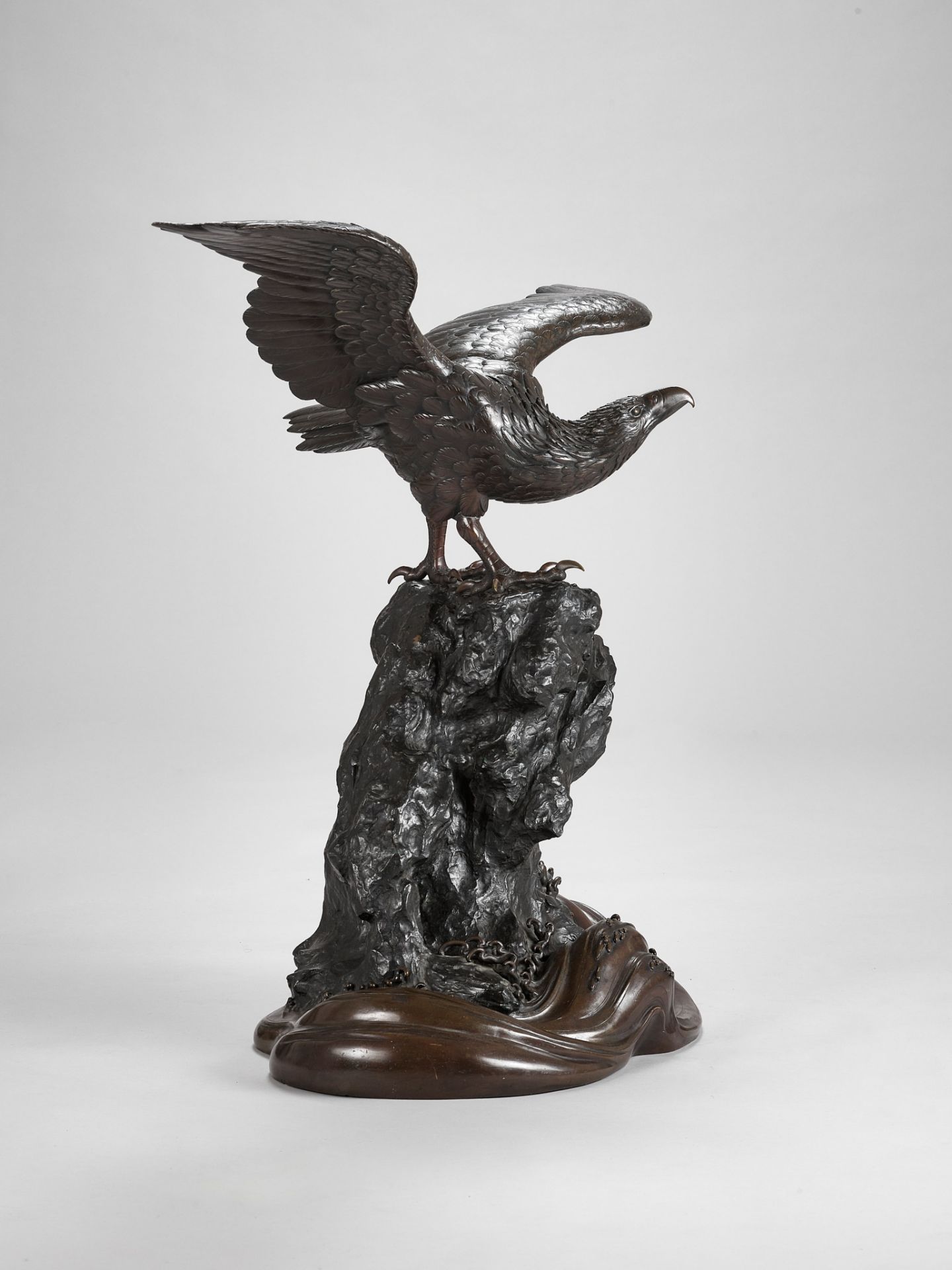 GENRYUSAI SEIYA: A VERY LARGE AND IMPRESSIVE BRONZE OKIMONO OF AN EAGLE - Image 6 of 12