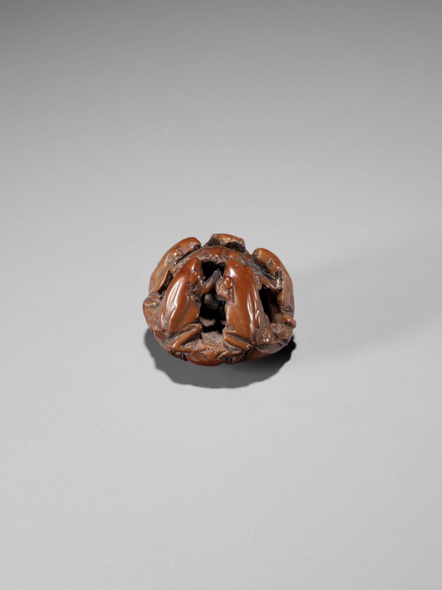 A RARE NUT NETSUKE OF FIVE FROGS ON A LOTUS LEAF, ATTRIBUTED TO SEIMIN - Image 4 of 9