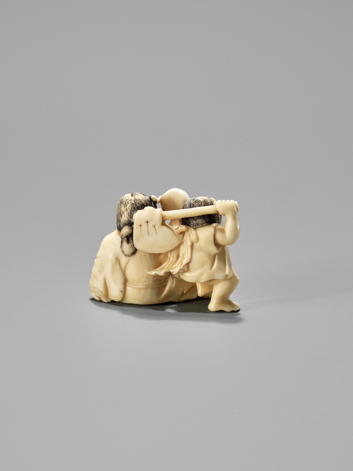 AN IVORY NETSUKE OF KINTARO AND YAMAUBA WATCHING TWO RABBITS WRESTLE - Image 6 of 10