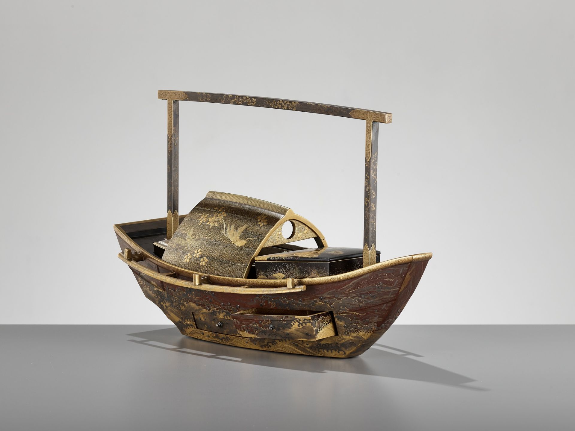 A RARE LACQUER SMOKING SET (TABAKO BON) IN THE FORM OF A BOAT - Image 6 of 18