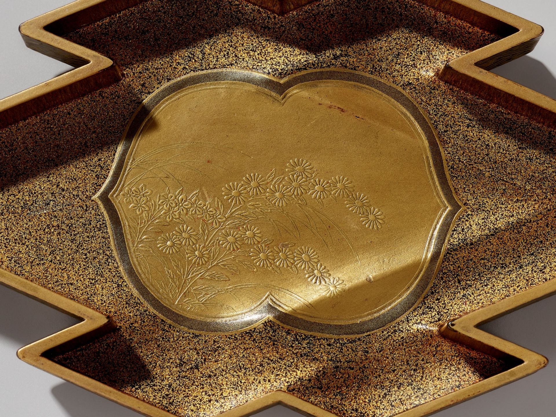 A FINE LACQUER BOX AND COVER WITH INTERIOR TRAY - Image 8 of 11